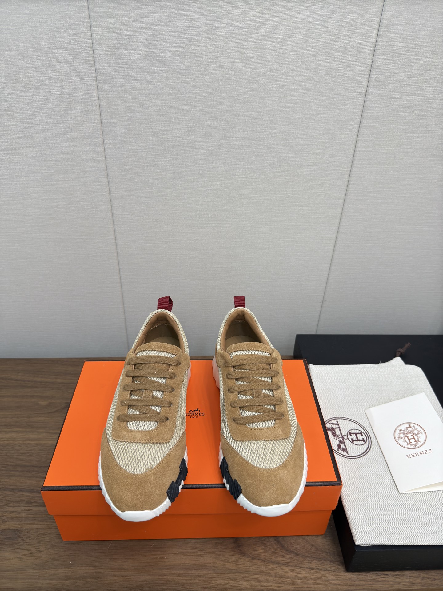 NO:239079,Hermes 25/ fe new arrival~ New Bouncing Couple Sports Casual Shoes Top Version Men's 10 The most comfortable shoes for Hermes, None of them, they are very light and huge and beautiful, and they won't be tired even when they go shopping. Cowhide splicing has a good feel, very beautiful and versatile clothes, very light and comfortable, extremely light and casual, and they are both good at stepping on them!  Fabric: imported cowhide   deer leather Inner: imported inner lining insole special silk sheepskin Outsole: using IP   TPU (multi-color letters) German technology irradiation machine seamless combination Size: #35-46 (for women 40.41 men 45.46 customized) Top quality Simultaneous full set of packaging, casual shoes/sports shoes, hermes, hermes, sneakers, cowhide, sheepskin19860909Hermes 爱马仕 25/ fe new arrival~ 新款 Bouncing 情侣运动 休闲鞋 顶级版本 男款10 爱马仕最舒服的鞋,没有之1,上脚特轻又巨好看,逛街暴走都不会累 牛皮拼接 手感很好,很漂亮了也很百搭衣服,很轻便舒适 轻盈无比 运动休闲两不误 踩感超棒！ 面料:进口牛皮 鹿皮 内里:进口内里鞋垫专用丝绸羊皮 大底:采用IP TPU(多色字母)德国技术照射机无缝组合 Size:#35-46(女40.41男45.46定做) 顶级精品 同步全套包装,休闲鞋/运动鞋,hermes,hermes,sneakers,cowhide,sheepskin,Women's Shoes