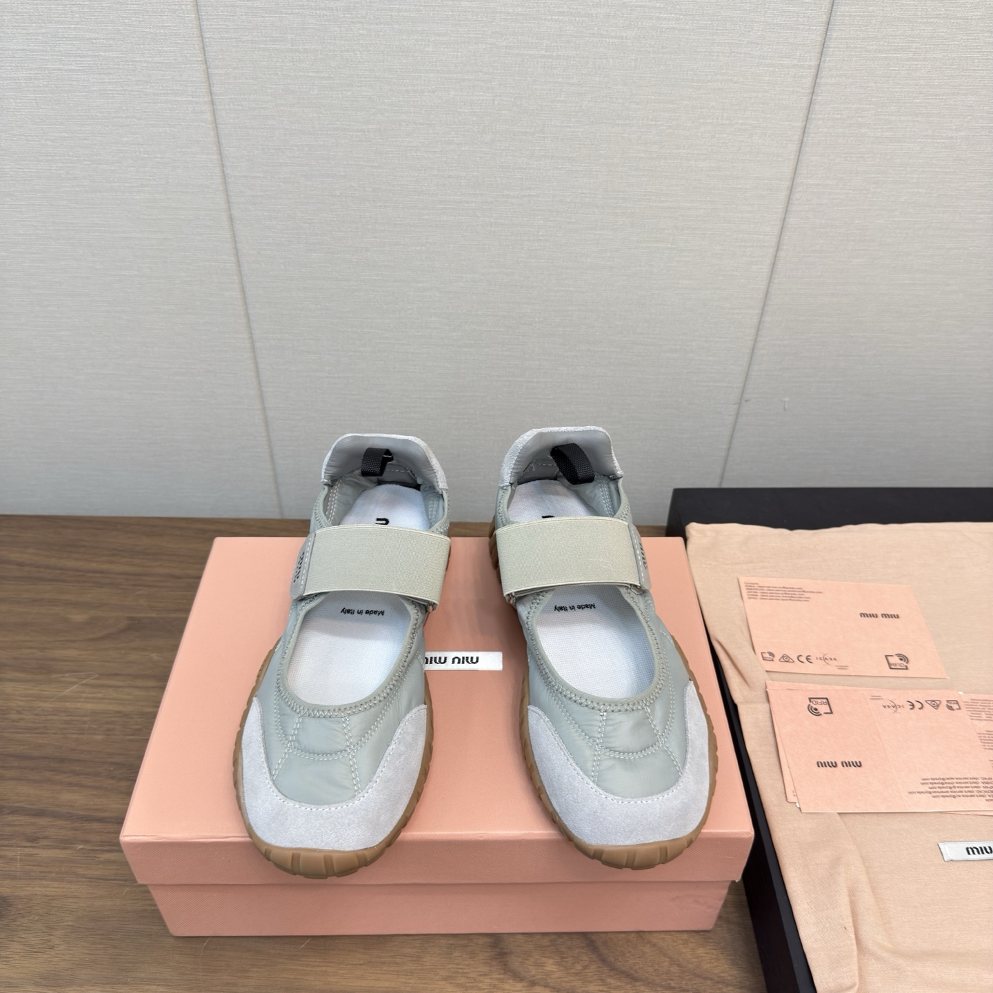 NO:238670,MiuMi* 25ss Spring and Summer New Forrest Gump Shoes Casual Sneakers Mary Jane Velcro Sneakers So beautiful!  The big hits are coming again, the Velcro design is really cute!  Miumiu's latest hit, avant-garde and bold design. The Miu Miu style is integrated into the simple lines of this thick-soled canvas sneaker. The chic logo is decorated on the tongue and back of the shoe, embellishing the retro design, adding iconic elements!  Thick sole design defines avant-garde modern style. Original custom fabric/beef velvet. Original imported soft lamb wool. Original open molded anti-slip rubber outsole. Size#35-40 (40 customization without return or exchange), ballet shoes, miumiu, mary jane, sneakers19860909MiuMi* 缪缪 25ss 春夏新款 阿甘鞋休闲运动鞋 玛丽珍魔术贴运动鞋 太好看啦！大爆款再次来袭,魔术贴的设计真的是可可爱爱！miumiu最新爆款 前卫大胆的设计,Miu Miu风格融于此款厚底帆布运动鞋的简约线条, 别致徽标饰于鞋舌与背面,点缀复古设计,平添标志性元素！厚底设计定义前卫的现代风格 面料原版定制布料/牛反绒 内里原版进口柔软羊羔毛 鞋底原版开模防滑橡胶大底 Size#35-40（40定制不退换）,芭蕾舞鞋,miumiu,mary jane,sneakers,Women's Shoes