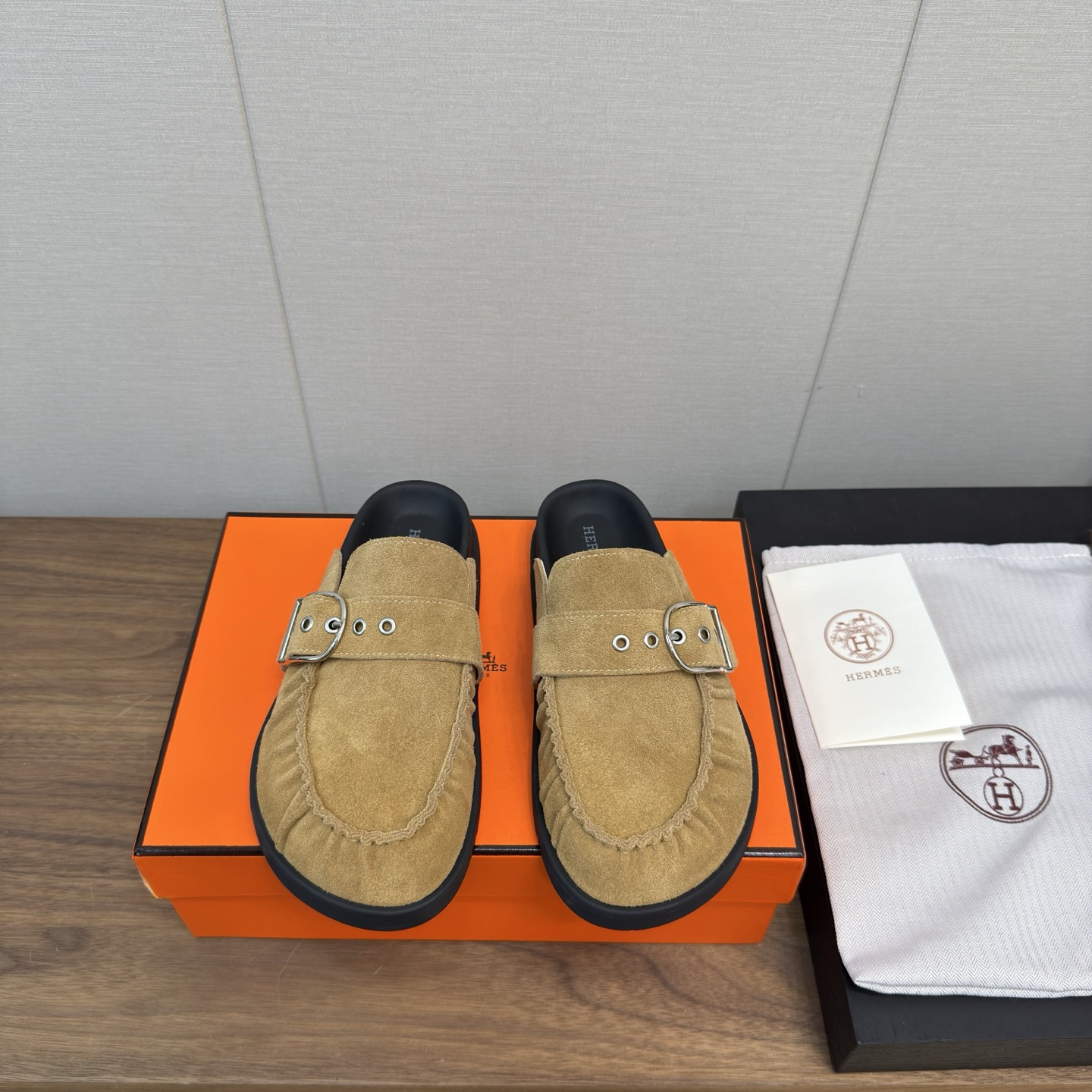 NO:238668,HERMES 25 models, Hermes cute, Muller semi-tower Birkenstocks, high-end version, I really need versatile slippers in summer, it looks good no matter how you match it, it feels casual and high-end. The comfort is also great, matched with various colored socks, it is very fashionable. Imported beef reverse fleece fabric, sheepskin inner Tpu non-slip wear-resistant sole Size35-41, men 39-45 41.45 non-return and exchange, semi-tower, hermes, hermes, slippers, sheepskin, socks19860909HERMES 25款 爱马仕呆萌 穆勒半拖勃肯鞋 高版本 夏天真的太需要百搭拖鞋了,怎么搭配都好看,随意且高级的感觉 舒适度也很棒,搭配各种彩色袜子,潮爆了 进口牛反绒面料 羊皮内里 Tpu防滑耐磨大底 Size35-41,男39-45 41.45不退换,半拖,hermes,hermes,slippers,sheepskin,socks,Women's Shoes