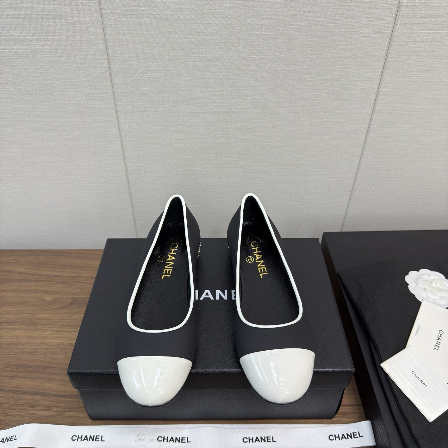 NO:238666,CHANE*｜Xiaoxiang 25 Mary Zhen single shoes flat sole thick heel The most beautiful new product series The high-end feeling of Xiangjia always makes people feel capitalized. It looks quite simple style but it is inexplicably high-end on the feet. Many people asked me to go to work before. This single shoes that I wanted to go to work were recommended by a pair of hands. The square toe determines its style. The commuter style is also very inclusive for the foot type. Suitable for a variety of foot types. Imported soft grain cowhide on the upper. The inner part is made of mixed-type imported lambskin. It is soft to put it in. Customized Italian leather sole. Heel height is 2.5cm/5cm Size35-39 (customized by 40 and 41), single shoes, chanel, chanel, mary jane, cowhide, sheepskin19860909CHANE*｜小香25 玛丽珍单鞋 平底 粗跟 新品最美系列 香家高级感这块总让人大写的服气 看起来蛮简单的款式 但上脚就莫名很高阶 之前好多人找我要上班的单鞋这款举双手推荐 方方的鞋头决定了它的风格走向 上班通勤款 对脚型的包容度也很高 适合各种各样的脚型 鞋面进口柔粒面牛皮 内里采用混种进口小羊皮 伸进去软软的哦 大底定制意大利真皮底 跟高2.5cm/5cm Size35-39（40、41定制）,单鞋,chanel,chanel,mary jane,cowhide,sheepskin,Women's Shoes