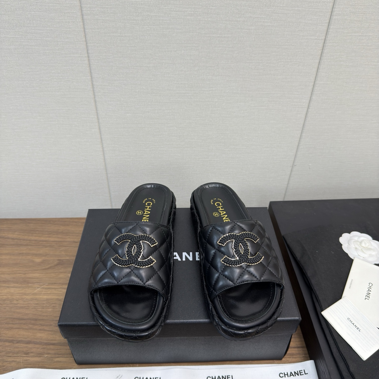 NO:238658,PChanel Xiaoxiang Early Summer Mier Holiday Thick-soled Slippers Popular Model!  !  The counter is out of stock, and it is recommended to have a pair of people. The fat Mier feels soft and soft, and looks good!  The foot height is 3m and it is easy to wear and slim. It is surprising to wear it on a daily basis. This series is now available for sale. The number is 35-41 (40.41. Custom made without return) with original packaging, slippers, chanel, slippers19860909PChanel小香 初夏 蜜儿 度假厚底拖鞋 人气款！！专柜断货王,推荐人手一双,胖墩墩的蜜儿拖软绵绵脚感,颜值款！上脚增高3m好穿又显瘦,日常随意搭配尽是惊讶,本系列现已登陆发售. 码数35-41(40.41.定做不退换) 配原包装,拖鞋,chanel,slippers,Women's Shoes