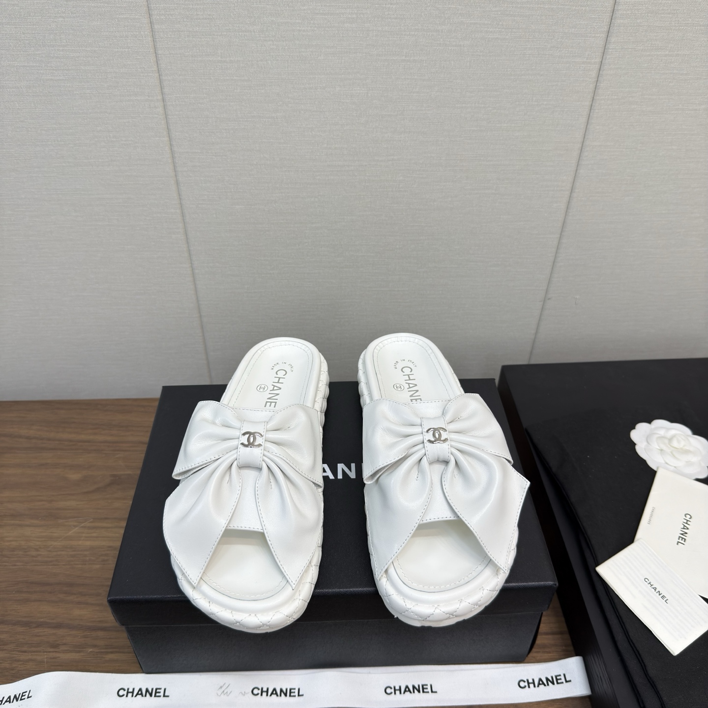 NO:238660,PChanel Xiaoxiang Early Summer Mier Holiday Thick-soled Slippers, Bow Design, Super Beautiful, The King of Off-Stocks, Recommended for a pair of people, the fat Mier feels soft and soft, and the appearance is great!  The foot height is 3m and it is easy to wear and slim. It is surprising to wear it on a daily basis. This series is now available for sale. The number is 35-41 (40.41. Custom made without return) with original packaging, slippers, chanel, slippers19860909PChanel小香 初夏 蜜儿 度假厚底拖鞋 蝴蝶结 设计 超好看 专柜断货王,推荐人手一双,胖墩墩的蜜儿拖软绵绵脚感,颜值款！上脚增高3m好穿又显瘦,日常随意搭配尽是惊讶,本系列现已登陆发售. 码数35-41(40.41.定做不退换) 配原包装,拖鞋,chanel,slippers,Women's Shoes