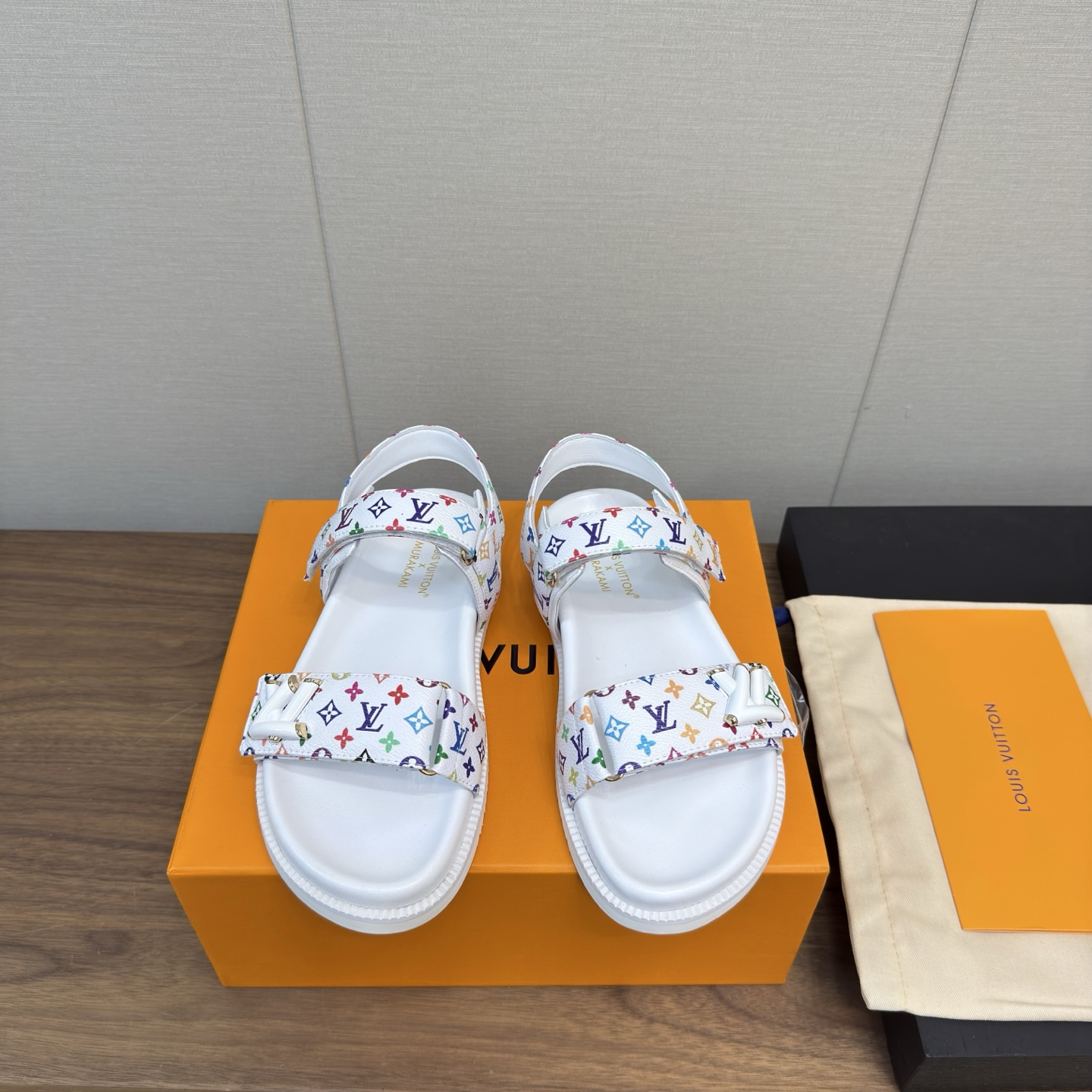 NO:238662,LV top version latest catwalk flat sandals This Sienna sandals are made of Lafite embroidered LV letters and Monogram flowers, and are used to capture the summer breeze with imported sheepskin inners. This year's style has added new elements compared to last year and looks more famous. The upper is made of customized materials, electric embroidery, and labor-intensive fabric imported cowhide. Inner: all sheepskin footbed sheepskin size 35-40 (41 custom made non-return and exchange), slippers, louis vuitton, sandals, slippers, cowhide, sheepskin19860909LV 顶级版本最新走秀款平底凉鞋 本款Sienna凉鞋为拉菲草刺绣LV字母和Monogram花卉,与进口羊皮内里共同捕捉夏日轻风. 今年的款式比去年增加了新原素 显得更为大牌 鞋面采用订制材料电绣极费工时 面料进口牛皮 内里:全羊皮 垫脚羊皮 码数35-40（ 41 定做不退换）,拖鞋,louis vuitton,sandals,slippers,cowhide,sheepskin,Women's Shoes