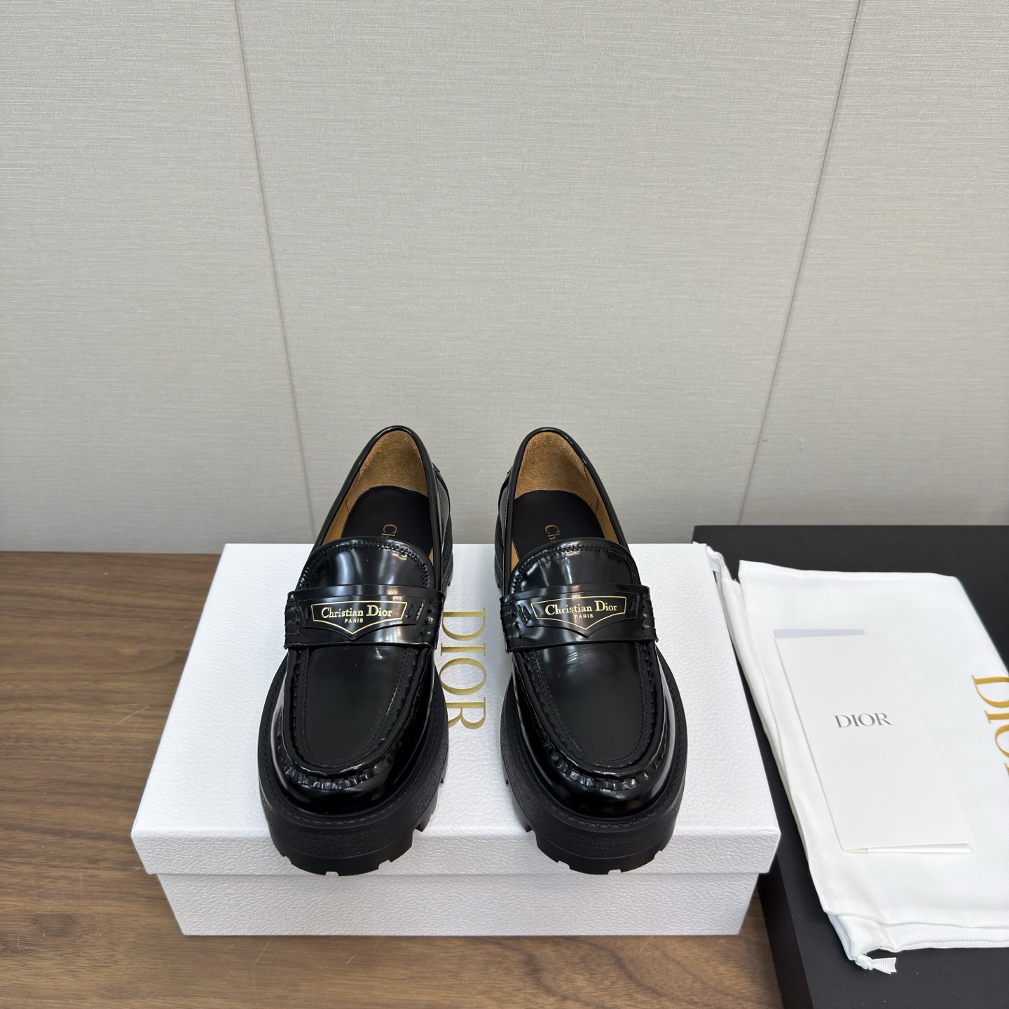 NO:238655,Dior boy series 25 new thick sole loafers high version A pair of thick sole Dior loafers you want, a fashion focus choice. It is like a dreamy shoe that is intertwined with elegance and personality. Classic Dior elements are displayed on the shoe body, and the exquisite metal buckle shines with luxurious light, like stars. The shoe design fits the feet, making you feel comfortable and confident when walking. The choice of the bag is the direction of fashion. Whether it is matched with simple jeans to show youthful vitality or an elegant skirt to interpret noble temperament, it is easy to use. It is a must-have for fashion trendsetters. Wearing it, it seems to be like the bag to take a brilliant footprint on the road of fashion. Material open beads are original custom-made pattern fabric, comfortable inside imported cowhide, original development of light sole, and the bottom thickness is about 5.5cm  Elegant packaging for configuration counter, loafers, dior, dior, loafers, skirts, jeans, cowhide19860909Dior boy系列25新款 厚底 乐福鞋 高版本 一双你想要的厚底迪奥乐福鞋,时尚焦点之选.它宛如优雅与个性交织的梦幻之履.经典的迪奥元素在鞋身彰显,精致的金属扣闪耀着奢华光芒,如同繁星点缀.鞋型设计贴合脚部,走起路来舒适又自信.包上恩的选择,就是时尚的指向标.这款乐福鞋无论是搭配简约牛仔裤展现青春活力,还是搭配优雅裙装诠释高贵气质,都游刃有余.它是时尚弄潮儿必备,穿上它,仿佛能和包上恩一样,在时尚之路上踏出璀璨足迹. 材料开边珠原版定制花纹布 内里舒适进口牛皮 大底原版开发轻盈大底 底厚约5.5cm 配置专柜精美包装,乐福鞋,dior,dior,loafers,skirts,jeans,cowhide,Women's Shoes