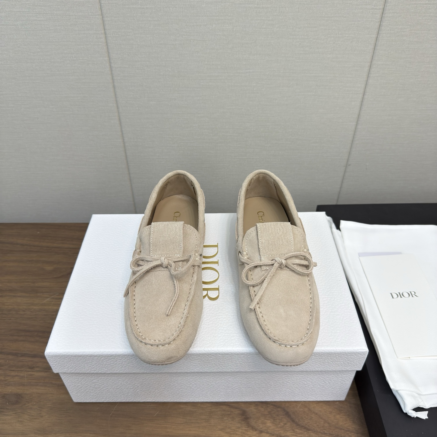 NO:238656,Dior series 25 new Dior flat loafers high version A pair of thick-soled Dior loafers you want, a fashion focus choice. It is like a dreamy shoe that is intertwined with elegance and personality. Classic Dior elements are displayed on the shoe body, and the exquisite metal buckle shines with luxurious light, like stars. The shoe design fits the feet, making you feel comfortable and confident when walking. The choice of the bag is the point of fashion. Whether it is matched with simple jeans to show youthful vitality or an elegant skirt to interpret noble temperament, it is easy to use. It is a must-have for fashion trendsetters. Wearing it, it seems to be like the bag of loafers, and it can be used to make brilliant footprints on the road of fashion. Materials are original cow velvet, comfortable inside imported cowhide, and original sole development of the original sole  Elegant packaging for configuration counter, loafers, dior, dior, loafers, skirts, jeans, cowhide19860909Dior 系列25新款 迪奥平底乐福鞋 高版本 一双你想要的厚底迪奥乐福鞋,时尚焦点之选.它宛如优雅与个性交织的梦幻之履.经典的迪奥元素在鞋身彰显,精致的金属扣闪耀着奢华光芒,如同繁星点缀.鞋型设计贴合脚部,走起路来舒适又自信.包上恩的选择,就是时尚的指向标.这款乐福鞋无论是搭配简约牛仔裤展现青春活力,还是搭配优雅裙装诠释高贵气质,都游刃有余.它是时尚弄潮儿必备,穿上它,仿佛能和包上恩一样,在时尚之路上踏出璀璨足迹. 材料原版牛反绒 内里舒适进口牛皮 大底原版开发大底 配置专柜精美包装,乐福鞋,dior,dior,loafers,skirts,jeans,cowhide,Women's Shoes