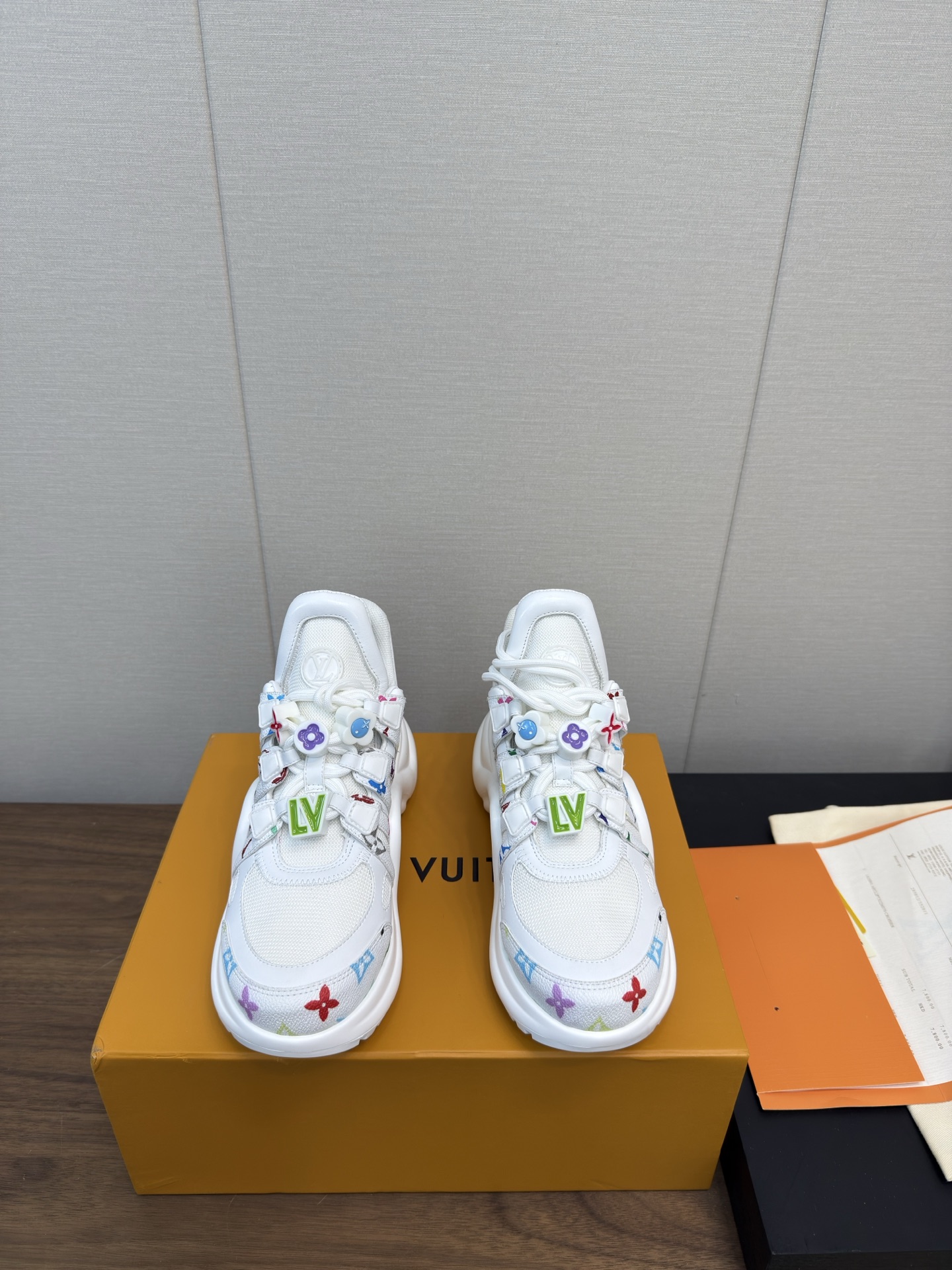 NO:238653,LOUIS*VUIT*TON Daddy Shoes are the latest in the first release, with internal heightening, arch bridge sole series, and genuine products are hard to find. As the darling of the new fashion circle, this series continues and inherits the previous classic combination. The color elements of spring and summer make fashion internet celebrities around the world crazy for purchasing agents. All materials are exclusively customized and molded, absolutely no difference with the authentic ones. Welcome to compare. The original two-color outsole and wavy sole curve is very design-like. Fabric: a variety of high-tech color-blocking fabrics to create a soft and elastic upper, suitable for any type of foot size 35-40, 40.41 custom made, casual shoes/sports shoes, louis vuitton, sneakers19860909LOUIS*VUIT*TON老爹鞋 首发最新 内增高 拱桥底系列  专柜正品都难求.作为新时尚圈宠儿, 此系列延续并传承了之前的经典搭配 春夏的色彩元素使得全球 的时尚网红代购都为之疯狂 所有材质都是独家定制开模, 绝对的与正品丝毫无差, 欢迎对比.原版 双色大底 波浪形鞋底弧度非常有设计感. 面料:多种高科技拼色布料打造柔软弹力 鞋面,适合任何的各类脚型 码数35-40,40.41订做,休闲鞋/运动鞋,louis vuitton,sneakers,Women's Shoes