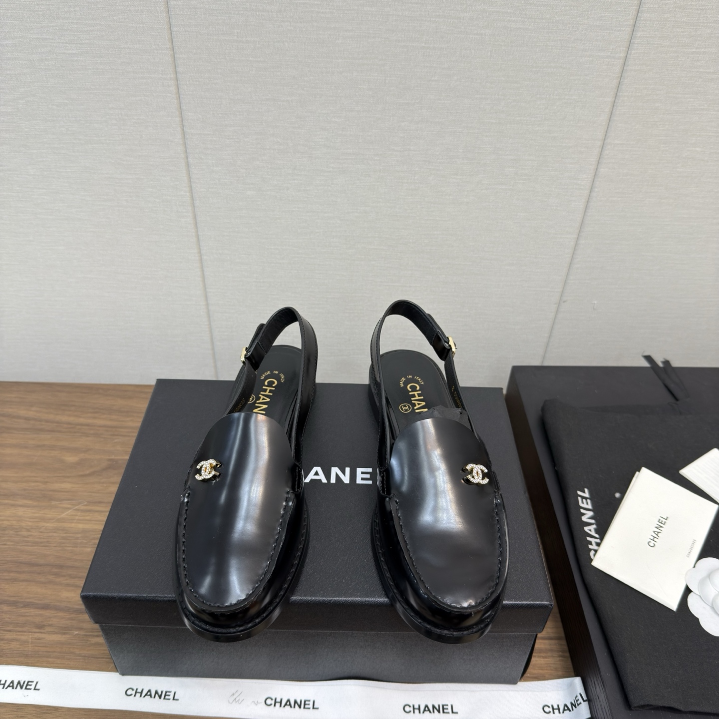 NO:238647,a 25p new loafers, loafer sandals, small leather shoes, top version loafers, small Hongshu hot-shop style, super easy to wear series Baotou loafers This new small leather shoes are so beautiful, regardless of design and material experience, I feel that it is worth the money!  Very suitable for buying a pair of chanel leather shoes!  Original developed outsole, imported sheepskin inside and outside, coded high version, heel height 2.5cm, original dyed genuine leather sole Digital 35-41 (ordered 40-41) are all equipped with genuine Italian packaging, loafers, chanel, loafers, sandals, sheepskin19860909a 25p 新款乐福鞋 乐福凉鞋 小皮鞋 顶级版 乐福鞋 小红书热推款 超好穿系列 包头乐福鞋 这新款小皮鞋巨美,无论设计和材质体验,都觉得物超所值！非常适合入手一双chanel 小皮鞋！ 原版开发大底 里外进口羊皮 编码高版本 跟高2.5cm ,原版透染真皮底 数码35-41（40-41订） 均配有意大利正品包装,乐福鞋,chanel,loafers,sandals,sheepskin,Women's Shoes