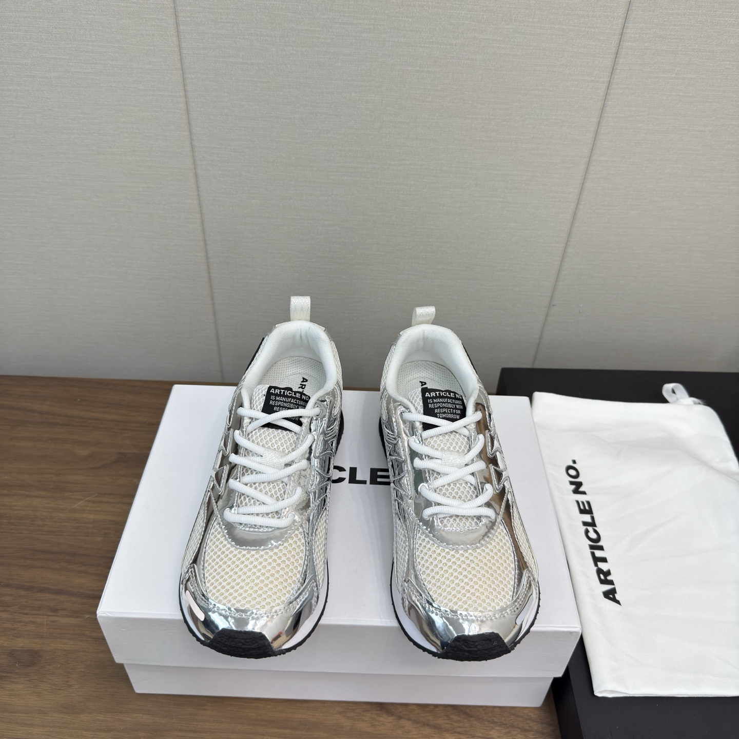 NO:238643,ARTICLE NO.25ss fabric series High-version Combining classic design and modern craftsmanship to create a shoe style that is both retro and fashionable. The fabric material is light and breathable, providing a comfortable wearing experience while keeping the body soft and flexible. Whether it is daily wear or sports and leisure, the fabric series can bring you a unique style and texture, showing personality and taste. The classic tiger claw pattern logo highlights the brand's heritage and the details show ingenuity. Wear it and feel the comfort and confidence of every step. Size 35-40 (40 41 customized, non-return and exchange), casual shoes/sports shoes, christian louboutin, sneakers19860909ARTICLE NO.25ss织物系列 高版本 融合经典设计与现代工艺,打造出兼具复古与时尚的鞋款. 织物材质轻盈透气,提供舒适的穿着体验,同时保持鞋身的柔软与灵活. 无论是日常穿搭还是运动休闲,织物系列都能为你带来独特的风格与质感,展现个性与品味. 经典虎爪纹标识,彰显品牌传承,细节之处尽显匠心.穿上它,感受每一步的舒适与自信. 尺码 35-40(40 41订做不退换）,休闲鞋/运动鞋,christian louboutin,sneakers,Women's Shoes