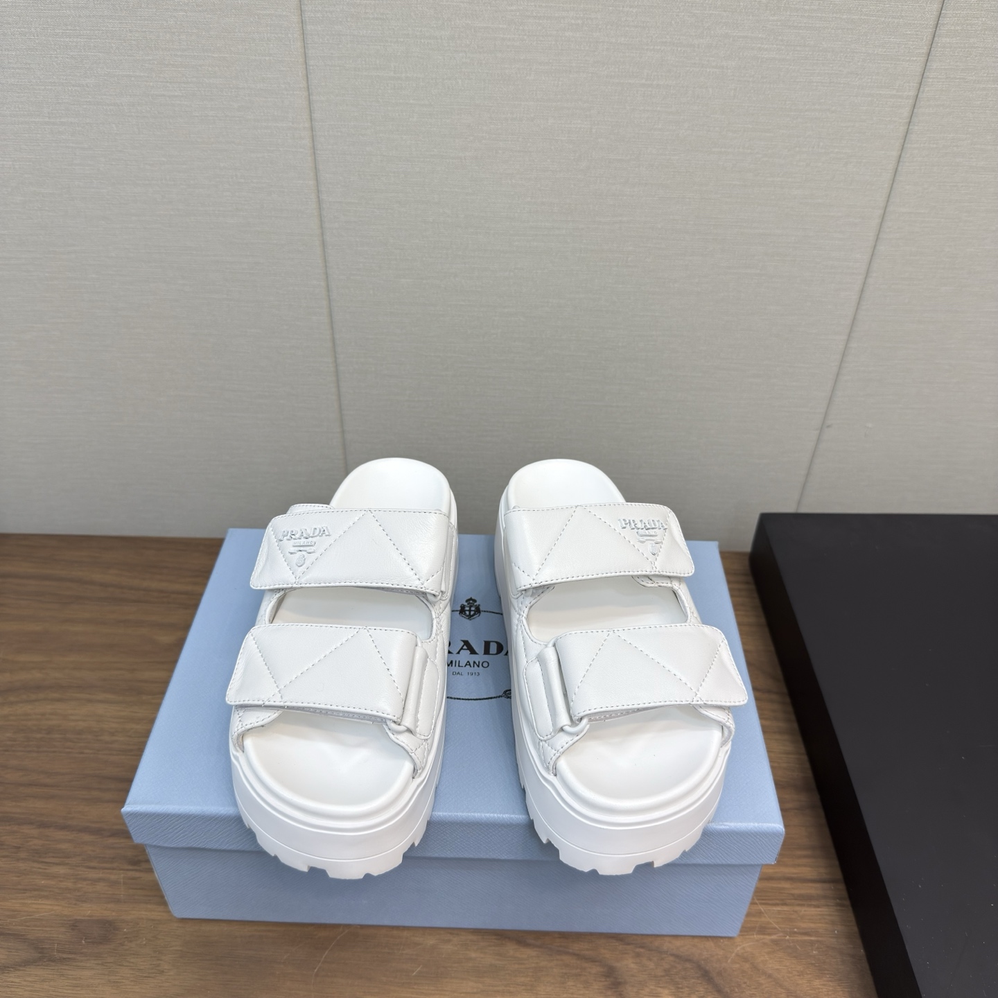 NO:238640,Top version of women's Prada Nappa series Cross Velcro Triangle Mark Thick Sole Sandals Original Purchase and Development Made This Nappa leather sandals adopt a multi-functional design and sporty details, with geometric patterns outlined with stitching in the same color. This sandal is made of lightweight rubber thick sole, decorated with letter logo, exquisite packaging for delivery counter, original custom imported cowhide imported cowhide, soft sheepskin, sole original open molded rubber foam material, bottom thickness 5.5CM Size: women's 35-40, slippers, prada, prada, sandals, slippers, cowhide, sheepskin19860909顶级版本女款 Prada普拉达 Nappa系列 交叉 魔术贴 三角标 厚底 凉鞋 原版购入开发 做货 这款Nappa皮革凉鞋采用多功能设计和运动风细节,以同色系缝线勾勒几何图案.这款凉鞋采用轻质橡胶厚底,饰有字母徽标 配送专柜精美包装 面料原版定制进口牛皮 内里进口柔软羊皮里 鞋底原版开模橡胶发泡材质 底厚5.5CM Size:女款35-40,拖鞋,prada,prada,sandals,slippers,cowhide,sheepskin,Women's Shoes