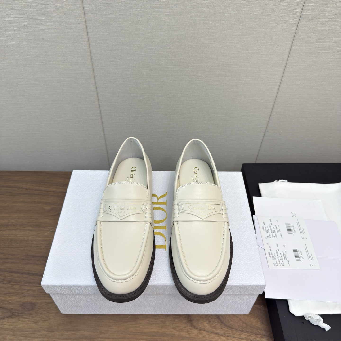 NO:238637,Dior series 25 new Dior flat loafers high-version A pair of thick-soled Dior loafers you want, a fashion focus choice. It is like a dreamy shoe that is intertwined with elegance and personality. Classic Dior elements are displayed on the shoe body, and the exquisite metal buckle shines with luxurious light, like stars. The shoe design fits the feet, making you feel comfortable and confident when walking. The choice of the bag is the point of fashion. Whether it is matched with simple jeans to show youthful vitality or an elegant skirt to interpret noble temperament, it is easy to use. It is a must-have for fashion trendsetters. Wearing it, it seems to be like the bag to take a brilliant footprint on the road of fashion. Materials original cowhide, comfortable inside imported cowhide, original sole developed outsolar, size 35-41, 40.41  Elegant packaging for configuration counter, loafers, dior, dior, loafers, skirts, jeans, cowhide19860909Dior 系列25新款 迪奥平底乐福鞋 高版本 一双你想要的厚底迪奥乐福鞋,时尚焦点之选.它宛如优雅与个性交织的梦幻之履.经典的迪奥元素在鞋身彰显,精致的金属扣闪耀着奢华光芒,如同繁星点缀.鞋型设计贴合脚部,走起路来舒适又自信.包上恩的选择,就是时尚的指向标.这款乐福鞋无论是搭配简约牛仔裤展现青春活力,还是搭配优雅裙装诠释高贵气质,都游刃有余.它是时尚弄潮儿必备,穿上它,仿佛能和包上恩一样,在时尚之路上踏出璀璨足迹. 材料原版牛皮 内里舒适进口牛皮 大底原版开发大底 码数35-41,40.41不退 配置专柜精美包装,乐福鞋,dior,dior,loafers,skirts,jeans,cowhide,Women's Shoes