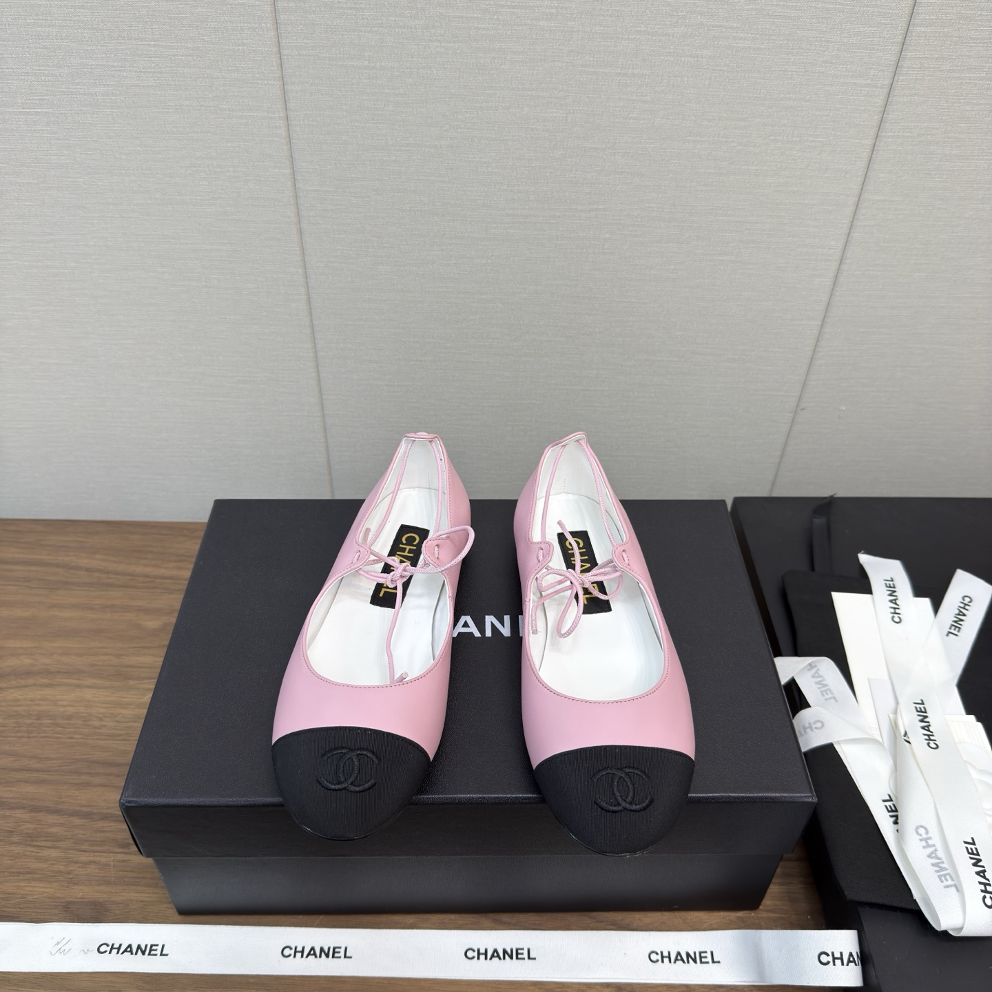 NO:238634,Chanel 25p new model Mary Zhen single shoe series - flat ballet slippers. The counter is simply snatched up. Photos from major social platforms are popular. This episode of the show is definitely too handsome and is definitely the most popular style of this season. The counter fairies are really too aware of the goods. They don’t stagnate and will not scratch their feet. The texture is very soft and comfortable. Classic logo electric embroidery, flower matching, super versatile. Fabric: imported cowhide and sheepskin. Special material. Inner: environmentally friendly imported sheepskin inner lining: leather outsole. Heel height: flat sole 2.5cm. Size 35-41 (customized for 40.41). Single shoes, chanel, mary jane, cowhide, sheepskin, Leather soles19860909Chanel 25p 新款 玛丽珍 单鞋系列——  平底芭蕾便鞋 专柜简直疯抢了,各大社交平台热门晒图,这期的走秀款绝对太帅了,绝对是这一季最热门的款式,专柜仙女们真的太识货了,不卡脚也不会磨脚,质感上脚是非常柔软舒服的.经典的logo电绣 花朵搭配,超级百搭 面料:进口牛皮羊皮 特制材质 内里:环保进口羊皮内里 大底:真皮大底 跟高:平底2.5cm 码数35-41（ 40.41定做）,单鞋,chanel,mary jane,cowhide,sheepskin,Leather soles,Women's Shoes