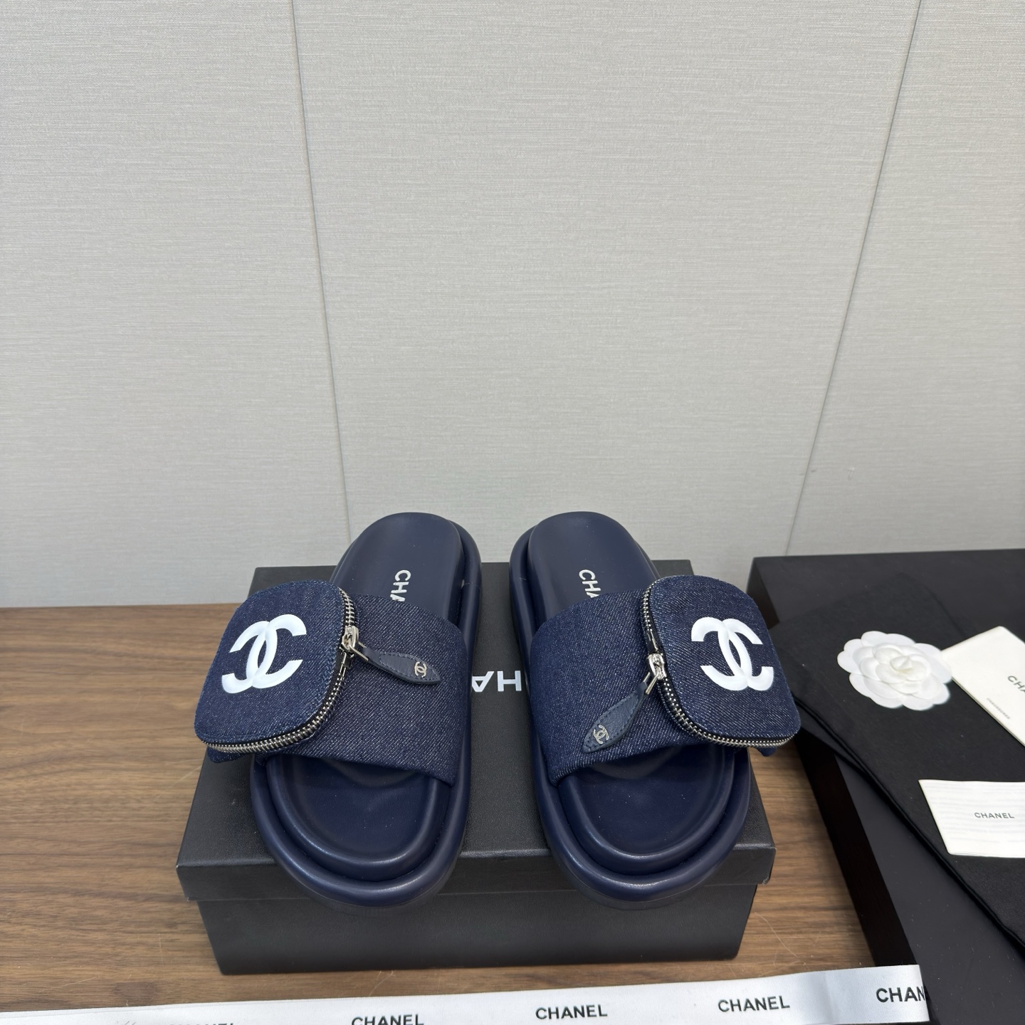 NO:238631,Chaenl 25 new model, the latest model of counter wallet, slippers, daily lazy slippers, couples style, purchasing level!  Full of high-end feeling!  A popular model from domestic and foreign bloggers, retro and fashionable, beautiful!  Official website main model, upper embossed printed embossed embossed inner lining: goatskin lining, original open mold, anti-slip, wear-resistant foam sole, size 35--46, slippers, slippers, wallets, sheepskin19860909Chaenl 25新款 专柜最新款钱包 拖鞋 日常懒人拖鞋 情侣款 代购级别！高级感十足！国内外博主刷爆的一款,复古又时髦上脚美炸了！官网主推款 鞋面布面压花印花浮雕  内里: 山羊皮里 大底原版开模防滑耐磨发泡底  码数女35--46,拖鞋,slippers,wallets,sheepskin,Women's Shoes