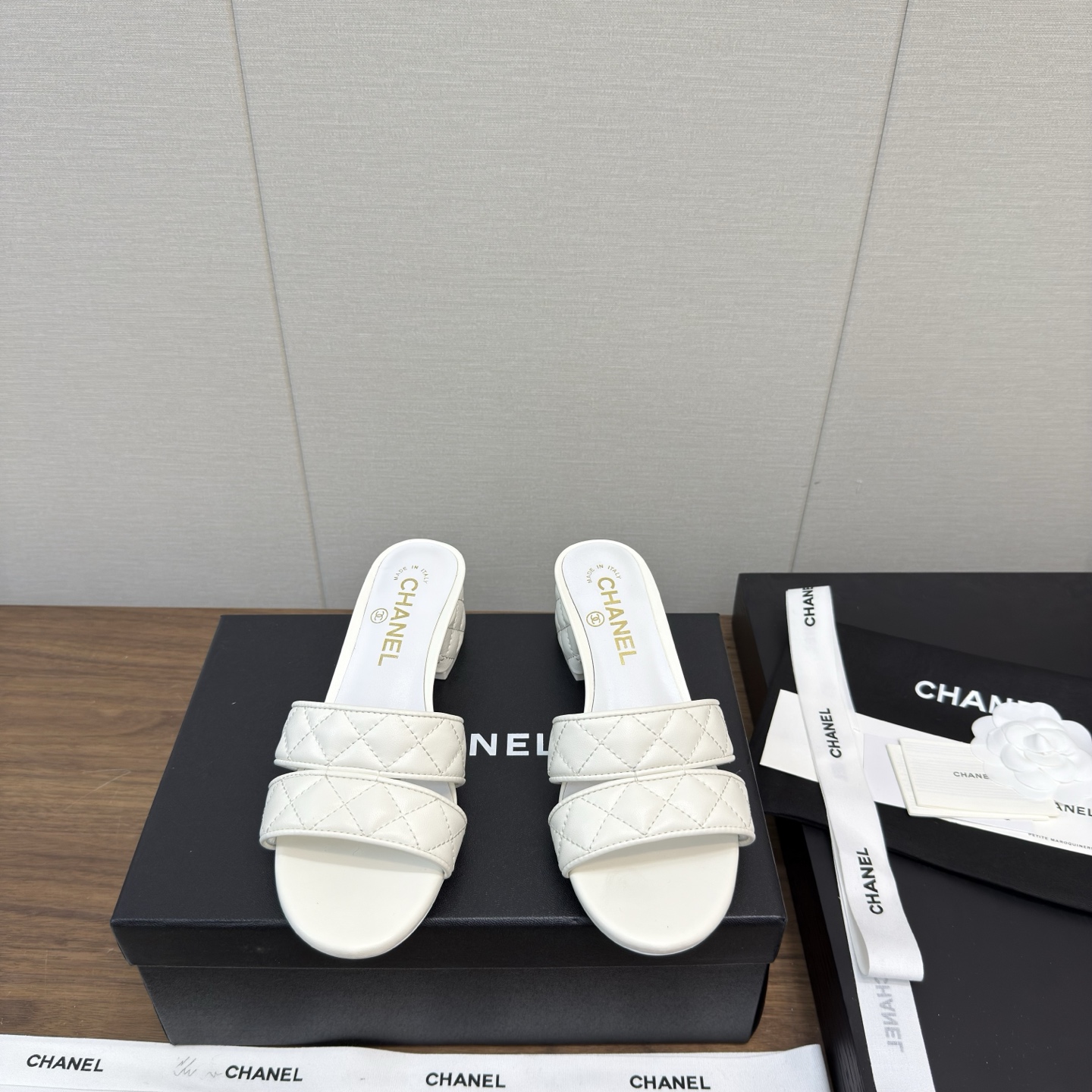 NO:238654,CHANEL 25p spring and summer thick heels, slippers, sandals, daily wear, must-have small thick heels slippers when going out, sandals series, new fashion latest version of Xiang Grandma's home, electric embroidery diamond, small thick heels exuding lasting charm, original development supports the market to compare any comparison of the so-called smooth and natural lines, and restore the original appearance. Many celebrities recommend one of the must-have items in the spring. It is super comfortable to put on the feet, really fragrant series... 1 fabric: imported cowhide electric embroidery 2 inside, imported idiot lambskin, super soft and delicate 3 soles, imported Italian original leather outsole, heel height 5.5, 4 sizes 35-39 (40.41 customization), slippers, chanel, sandals, slippers, cowhide, sheepskin, Leather soles19860909CHANEL 25p春夏粗跟 拖鞋凉鞋  日常小穿搭,出门必备小粗跟拖鞋 凉拖鞋系列 香奶奶家新款时尚最新版面 电绣菱格 小粗跟散发持久魅力的小鞋～原版开发支持市场任意对比所谓线条流畅自然 做到恢复原版模样 众多明星纷纷推荐 开春必火单品之一.上脚超级的舒适哦,真香系列…  1面料: 进口牛皮电绣 2内里 进口意制小羊皮 超级柔软细腻 3大底 进口意大利原版真皮大底 跟高5.5 4码数 35一39(40.41定制),拖鞋,chanel,sandals,slippers,cowhide,sheepskin,Leather soles,Women's Shoes