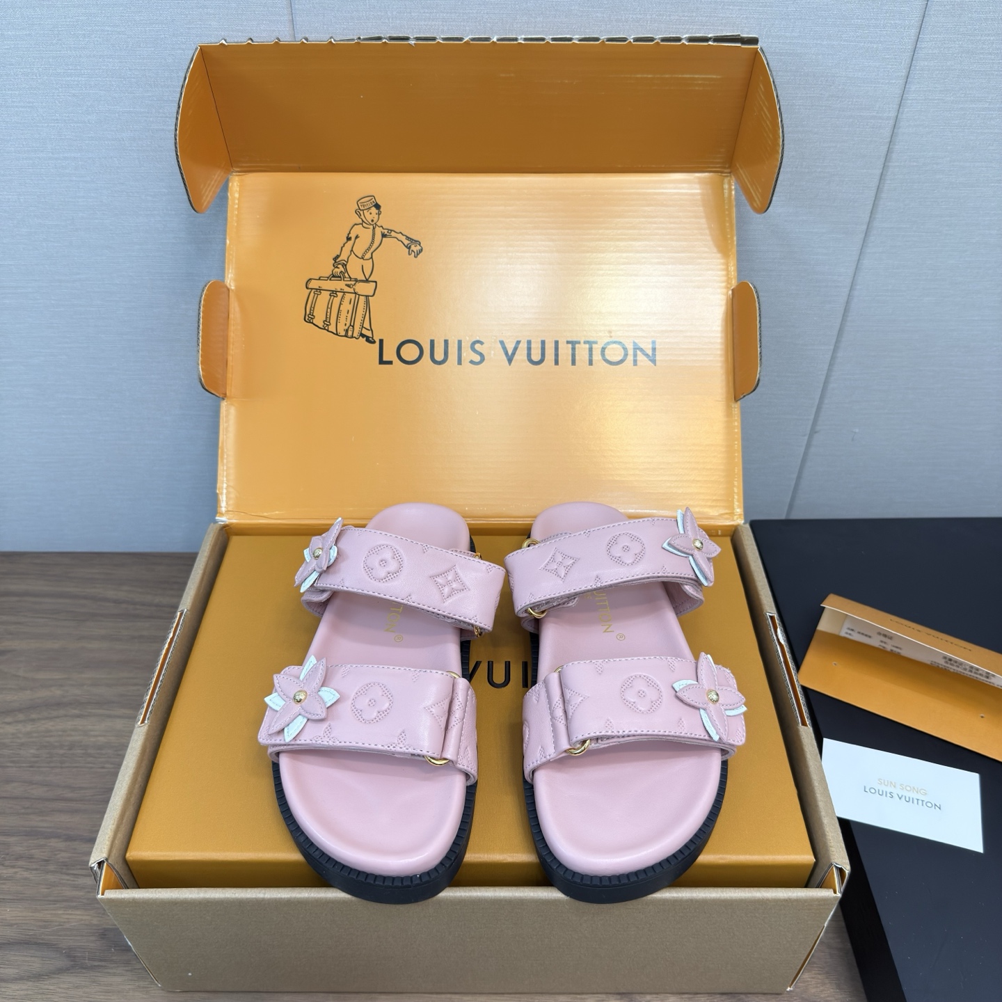 NO:222658,LV top version latest catwalk flats Velcro sandals This Sienna sandals are made of Lafite embroidered LV letters and Monogram flowers, and together with imported sheepskin inners are used to capture the light breeze of summer. This year's style has added new elements compared to last year, which is more famous. The upper is made of customized materials, electric embroidery, and labor-intensive fabric imported cowhide. Inner: all sheepskin footbed sheepskin size 35-40 (41 custom made non-return and exchange), slippers, louis vuitton, sandals, slippers, cowhide, sheepskin19860909LV 顶级版本最新走秀款平底 魔术贴 凉鞋 本款Sienna凉鞋为拉菲草刺绣LV字母和Monogram花卉,与进口羊皮内里共同捕捉夏日轻风. 今年的款式比去年增加了新原素 显得更为大牌 鞋面采用订制材料电绣极费工时 面料进口牛皮 内里:全羊皮 垫脚羊皮 码数35-40（ 41 定做不退换）,拖鞋,louis vuitton,sandals,slippers,cowhide,sheepskin,Women's Shoes