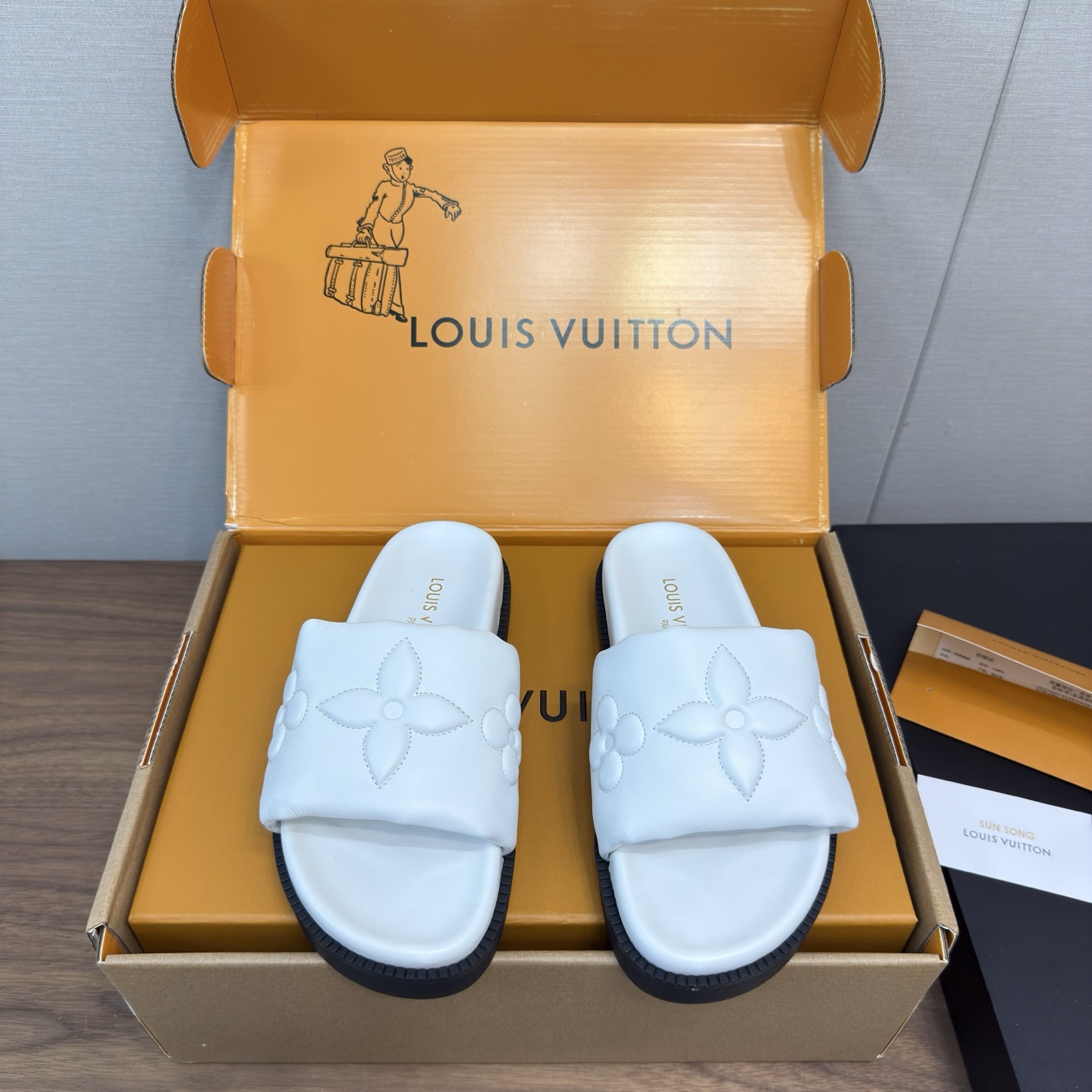 NO:222665,LV/Louis Vuitton Top Purchasing A must-have for summer counter spring and summer new style embossed LOGO women's slippers candy color series hot slippers, beautiful on the feet. Buy the authentic original build. Authentic top-grade product version!  The upper is made of soft imported cowhide, inner foot pad water dyed sheepskin, original open molded sole, size 35-40 (41 custom made, non-return and exchange), slippers, louis vuitton, louis vuitton, slippers, cowhide, sheepskin19860909LV/路易威登 顶级代购货 夏天必备 专柜春夏新款 压花LOGO女士拖鞋糖果色系列 爆款拖鞋,上脚很美. 购入正品原版build. 正品级顶级货版本！ 鞋面采用柔软进口牛皮 内里垫脚水染羊皮 大底原版开模大底 码数35-40（41 定做不退换）,拖鞋,louis vuitton,louis vuitton,slippers,cowhide,sheepskin,Women's Shoes