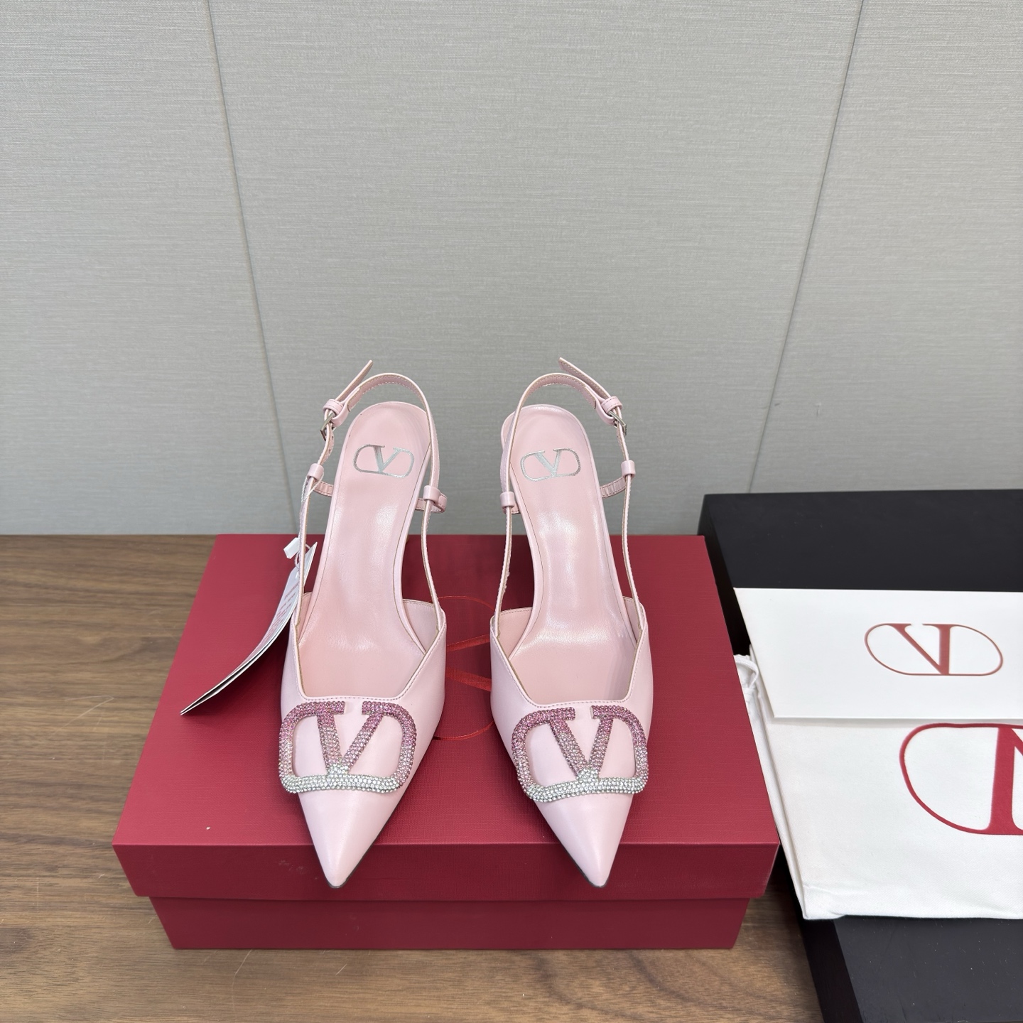 NO:222651,Velentino's popular V-button cat heel empty sandals are really super popular!  High-version This sandal has two types of heels to choose from. If you like the feeling of relaxation and freedom, the low-heel style is definitely your first choice. It not only maintains elegance but does not exhaust your feet. And if you want to have more aura, the 8-centimeter high-heel style is the best choice. If you wear it, your body proportions will be instantly lengthened and your aura will be fully opened!  Whether you like the comfort of low heels or the elegance of high heels, this Valentino V-button cat heel hollow sandal can meet your needs, allowing you to wear your own fashionable style in the hot summer!  Material: cowhide, cow patent leather, sheepskin, outsole: Italian original genuine leather sole, heel height: 5.5cm / 8.5cm Size: 35-41, 34.40.41 No return and exchange, sandals, valentino, sandals, cowhide, sheepskin19860909Velentino 爆款V扣猫跟后空凉鞋,真的超级火！ 高版本 这款凉鞋有两种跟高可以选择,如果你喜欢轻松自在的感觉,低跟款绝对是你的首选,既保持了优雅,又不会太累脚.而如果你想要更有气场,8厘米的高跟款则是不二之选,穿上它,你的身材比例瞬间就被拉长,气场全开！ 无论你是喜欢低跟的舒适,还是高跟的优雅,这款华伦天奴V扣猫跟后空凉鞋都能满足你的需求,让你在炎炎夏日里,也能穿出属于自己的时尚风采！ 材料:牛皮 牛漆皮 羊皮里 大底:意大利原版真皮底 跟高: 5.5cm /8.5cm 码数:35-41 ,34.40.41不退换,凉鞋,valentino,sandals,cowhide,sheepskin,Women's Shoes