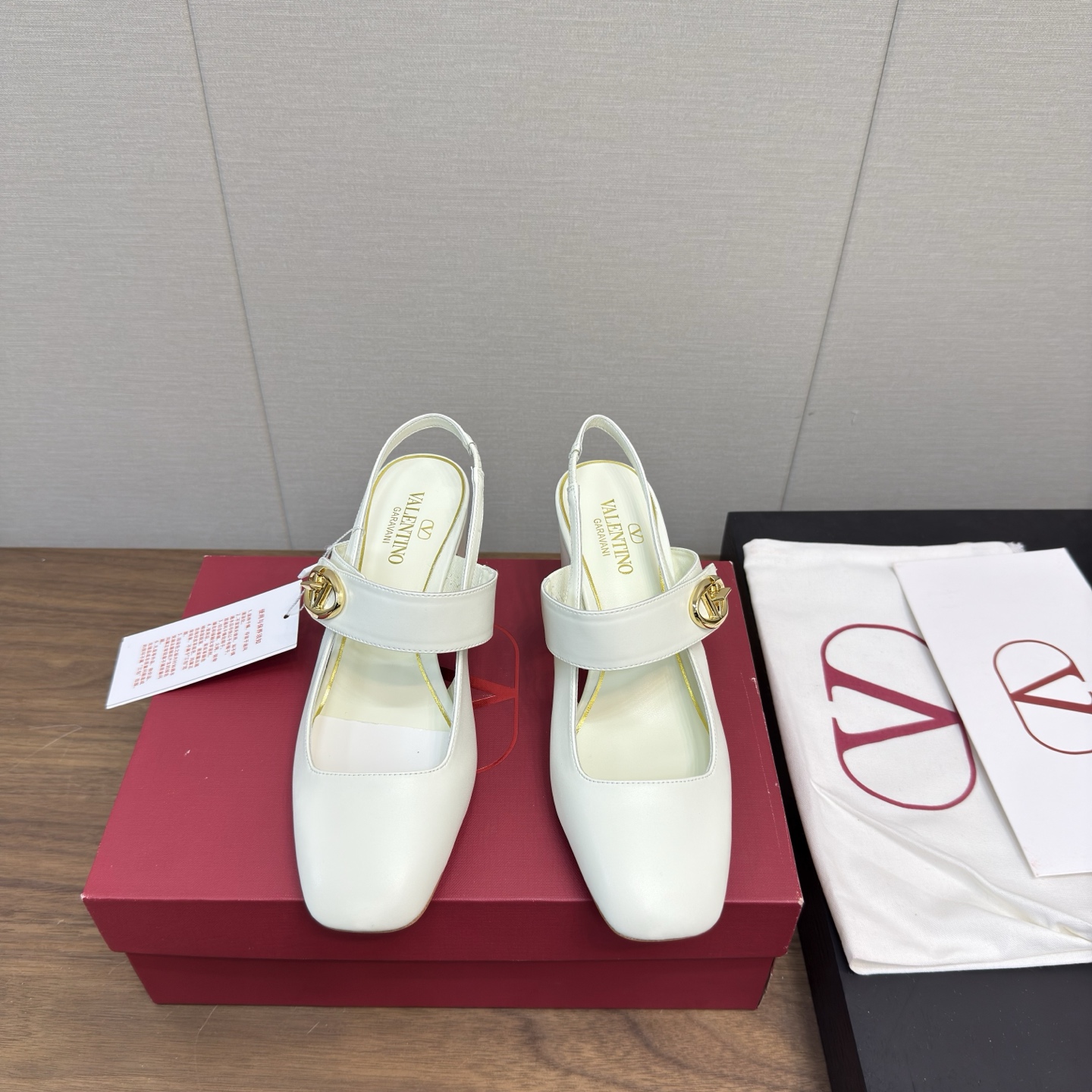 NO:222643,Velentino's popular V-button cat heel empty sandals are really super popular!  High-version This sandal has two types of heels to choose from. If you like the feeling of relaxation and freedom, the low-heel style is definitely your first choice. It not only maintains elegance but does not exhaust your feet. And if you want to have more aura, the 8-centimeter high-heel style is the best choice. If you wear it, your body proportions will be instantly lengthened and your aura will be fully opened!  Whether you like the comfort of low heels or the elegance of high heels, this Valentino V-button cat heel hollow sandal can meet your needs, allowing you to wear your own fashionable style in the hot summer!  Material: cowhide, cow patent leather, sheepskin, outsole: Italian original genuine leather sole, heel height: 5.5cm, size: 35-41, 34.40.41, non-return, sandals, valentino, sandals, cowhide, sheepskin19860909Velentino 爆款V扣猫跟后空凉鞋,真的超级火！ 高版本 这款凉鞋有两种跟高可以选择,如果你喜欢轻松自在的感觉,低跟款绝对是你的首选,既保持了优雅,又不会太累脚.而如果你想要更有气场,8厘米的高跟款则是不二之选,穿上它,你的身材比例瞬间就被拉长,气场全开！ 无论你是喜欢低跟的舒适,还是高跟的优雅,这款华伦天奴V扣猫跟后空凉鞋都能满足你的需求,让你在炎炎夏日里,也能穿出属于自己的时尚风采！ 材料:牛皮 牛漆皮 羊皮里 大底:意大利原版真皮底 跟高: 5.5cm 码数:35-41 ,34.40.41不退换,凉鞋,valentino,sandals,cowhide,sheepskin,Women's Shoes