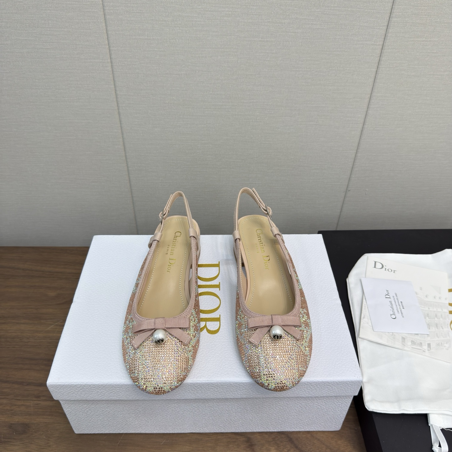 NO:222636,Top quality!  Dior 2025 spring and summer home show new arrival bag single shoes. High-version Dior 25fw new pearl bow ballet shoes classic iconic electric embroidered diamond upper!  Full of high-end feeling!  D's ballet flat shoes this season are extremely comfortable and comfortable. They are so comfortable to wear~ A true little ballet princess!  The upper is made of original custom mixed-bred sheepskin, inner footbed crystal sheepskin, imported from Italy, dyed leather outsole, original open mold pearl buckle!  Glossy and round!  Number of sizes: 35-40 (40, 41 custom made without return) with original packaging, sandals, dior, dior, dior, sandals, flats, sheepskin, Leather soles19860909顶级品质！Dior迪奥2025春夏主场秀款new arrival套包单鞋.高版本 迪奥25fw新品珍珠蝴蝶结芭蕾舞鞋经典标志性电绣菱格鞋面！高级感满满！D家这一季的芭蕾舞平底鞋,舒适度极佳 上脚舒舒服服的太好穿了～妥妥的芭蕾小公主！ 鞋面采用原版定制混种羊皮 内里垫脚水晶羊皮 意大利进口原色透染真皮大底 原版开模珍珠饰扣！光泽圆润！ 码数:35-40（40,41定做不退换） 配原版包装,凉鞋,dior,dior,dior,sandals,flats,sheepskin,Leather soles,Women's Shoes