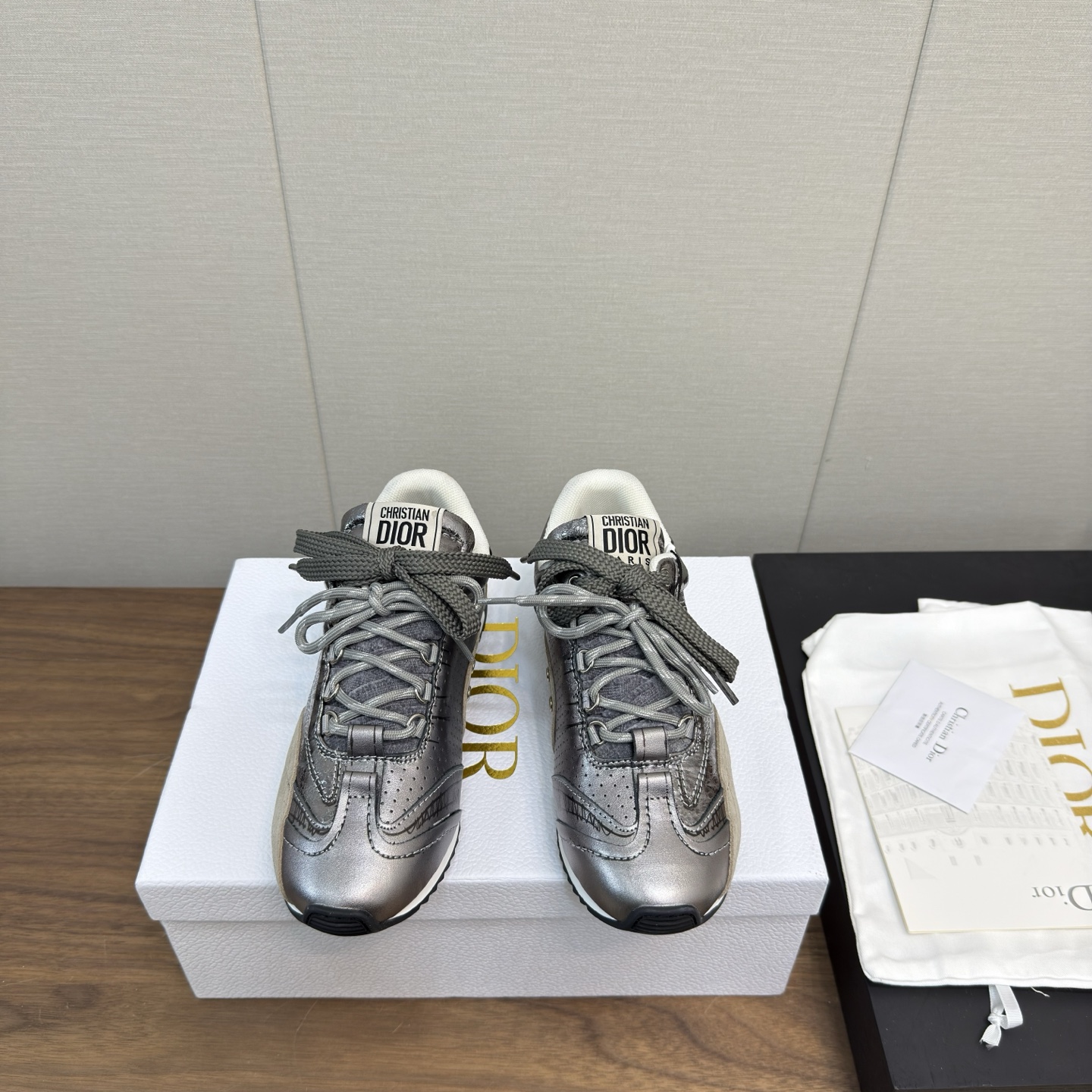 NO:222631,2025ss Dior Vibe latest sneakers, running shoes, German training shoes, Forrest Gump shoes. Top version integrates Dior's high-order spirit to reinterpret classic matching Oblique printed 3D printing technology original replica fabric to create a contrasting modern style. Details are displayed in 3D effects, and the iconic details of the side and rear logo decoration are further embellished. Complementing with various casual or elegant items, creating a modern look. * The tongue is decorated with the Christian Dior PARIS logo in 3 different colors and fabrics. Consistent with the original version. Full of details. Welcome to compare the ordinary pictures and make-up versions on the market. * The original rubber TPU sole is decorated with the DIOR logo. The concave and concave sole is decorated with Christian Dior  The lucky star symbol. The original version is consistent. It is full of details. It is really good. Celebrities and Internet celebrities are so beautiful and amazing. Size35-40 (41 can be customized), casual shoes/sports shoes, dior, dior, sneakers198609092025ss Dior Vibe迪奥最新运动鞋 跑鞋 德训鞋.阿甘鞋. 顶级版本 融入 Dior 的高订精神,重新诠释经典搭配 Oblique 印花3D打印科技原版复刻面料、打造对比鲜明的现代风格. 以 3D 效果展示细节、侧面后侧Logo装饰标志性细节进一步点缀. 与各式休闲或优雅单品相得益彰,打造摩登造型. * 鞋舌以3种不同颜色与布料重叠走线饰以Christian Dior PARIS Logo标志. 与原版一致.细节满满. 欢迎对比秒杀市面普通看图做货版本. * 原版橡胶TPU鞋底饰以 DIOR 标志. 凸凹胶质鞋底饰以 Christian Dior 的幸运星符号. 原版一致.满满细节. 真心好货.明星网红纷纷上脚超美超赞. Size35-40（41可订做）,休闲鞋/运动鞋,dior,dior,sneakers,Women's Shoes