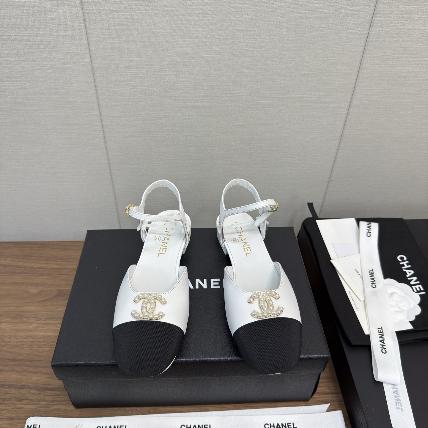 NO:222669,Chanel 25p new model Mary Zhen hollow sandals series - flat ballet slippers The counter is simply snatched up, and the photos are popular on major social platforms. This episode of the catwalk is definitely too handsome, and it is definitely the hottest style of this season. The counter fairies are really too aware of the goods. They don’t stick to their feet and will not scratch their feet. The texture is very soft and comfortable. Classic logo electric embroidery, flower matching, super versatile Fabric: imported cowhide sheepskin Special material Inner: environmentally friendly imported sheepskin inner sole: genuine leather outsole Heel height: flat sole 2.5cm Size 35-41 (customized for 40.41), Mary Zhen, chanel, sandals, mary jane, cowhide, sheepskin, Leather soles19860909Chanel 25p 新款 玛丽珍 中空凉鞋系列——  平底芭蕾便鞋 专柜简直疯抢了,各大社交平台热门晒图,这期的走秀款绝对太帅了,绝对是这一季最热门的款式,专柜仙女们真的太识货了,不卡脚也不会磨脚,质感上脚是非常柔软舒服的.经典的logo电绣 花朵搭配,超级百搭 面料:进口牛皮羊皮 特制材质 内里:环保进口羊皮内里 大底:真皮大底 跟高:平底2.5cm 码数35-41（ 40.41定做）,玛丽珍,chanel,sandals,mary jane,cowhide,sheepskin,Leather soles,Women's Shoes