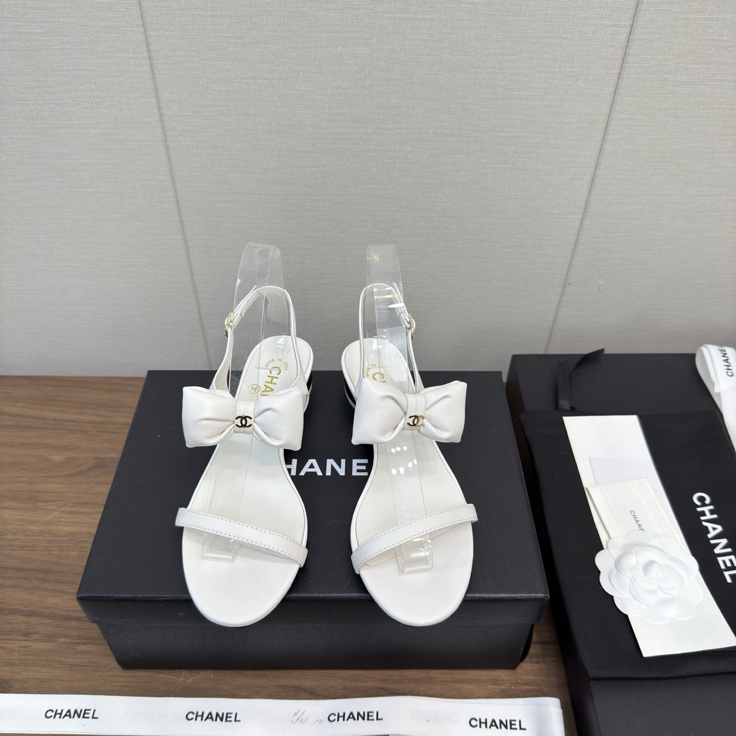 NO:222655,CHANE*｜Xiaoxiang 25p summer bow sandal series new products The most beautiful sandals must be found in early summer High version Xiangjia high-end sense always makes people feel capitalized. It looks quite simple style but it is inexplicably high-end on the feet. Absolute girlish feel. This single shoe for work is recommended. The small round toe toe determines its style. Commuting style for work. It is also very inclusive to the foot type. Suitable for a variety of foot types. Imported sheepskin on the upper. The inner part is made of mixed imported lambskin. It is soft to put it in. Customized Italian leather sole. Heel height 2.5cm/ 5cm Size35-39 (customized for 40 and 41), sandals, chanel, chanel, sandals, sheepskin19860909CHANE*｜小香25p夏季 蝴蝶结 凉鞋系列新品 最美凉鞋 初夏必备 高版本 香家高级感这块总让人大写的服气 看起来蛮简单的款式 但上脚就莫名很高阶 绝对的少女感,上班的单鞋这款举双手推荐 小圆头的鞋头决定了它的风格走向 上班通勤款 对脚型的包容度也很高 适合各种各样的脚型 鞋面进口羊皮 内里采用混种进口小羊皮 伸进去软软的哦 大底定制意大利真皮底 跟高2.5cm/ 5cm Size35-39（40、41定制）,凉鞋,chanel,chanel,sandals,sheepskin,Women's Shoes