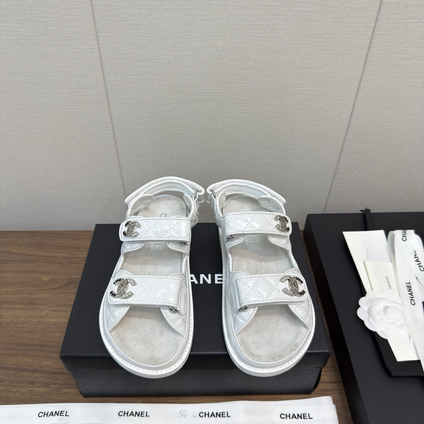 NO:222639,Top version Chanel 25s Spring and Summer Velcro Sandals Counter Quality One of the must-have classics every year!  The latest metal leather design is more prominent and tasteful~ All materials are customized according to the original version!  Buy genuine products to develop. It is a universal and versatile artifact, and is resistant to making models in summer beaches. Imported cowhide, sheep gluten fabric, soft and delicate texture. The inner part is imported sheep skin!  Italian thickened leather outsole!  Size 35-40 (customized for 40, 41), slippers, chanel, chanel, sandals, slippers, cowhide, sheepskin, Leather soles19860909顶级版本 Chanel香奈儿25s 春夏魔术贴凉鞋 专柜品质 每年必入的经典款之一！最新出金属皮设计 更加彰显和品味～所有材质都根据原版定制！购入正品开发.万能百搭神器,夏日沙滩耐造款. 进口牛皮,羊筋面料、质感柔软细腻 内里为进口羊皮！ 意大利加厚真皮大底！ 码数35-40（40、41定做）,拖鞋,chanel,chanel,sandals,slippers,cowhide,sheepskin,Leather soles,Women's Shoes