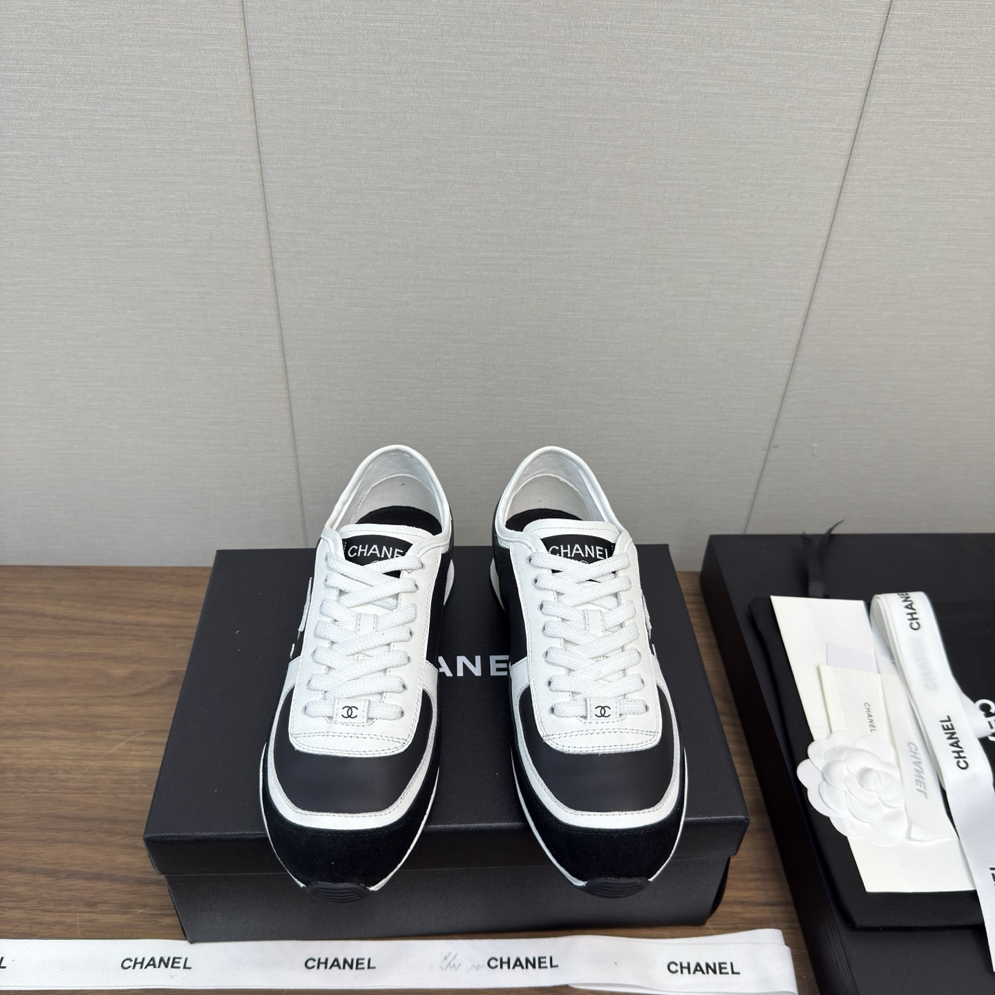 NO:222647,Chanel 25p new style panda casual sneakers, thick sole, high version, original purchase and development, making goods, Xiaoxiang's casual sneakers this season, browsed Xiaohongshu INS. Various social platforms, bursting wildly!  Classic design, various craftsmanship and electric embroidery styles on the upper, the sole is fashionable and sporty, and the extraordinary has been infused with a variety of color matching elements of panda shoes. The delivery counter is exquisitely packaged. Fabric: imported high mercerized beef reverse velvet   cowhide. The inner lining is imported original imported breathable net. The sole is original open mold TPU combination sole. The sole is 3cm thick. Size: Women's 35-41, 40-41 customized, casual shoes/sports shoes, chanel, chanel, sneakers, cowhide19860909Chanel香奈儿25p 新款 熊猫休闲运动鞋 厚底 高版本 原版购入开发 做货 小香这季休闲款运动鞋 刷爆小红书 INS.各种社交平台,疯狂爆发！经典设计 鞋面多种工艺电绣的风格 大底却时尚运动 不平凡的拥入了多种熊猫鞋配色元素 配送专柜精美包装 面料:进口高丝光牛反绒 牛皮 内里原版进口透气网 鞋底原版开模TPU组合大底 底厚3cm Size: 女款35-41,40-41订做,休闲鞋/运动鞋,chanel,chanel,sneakers,cowhide,Women's Shoes