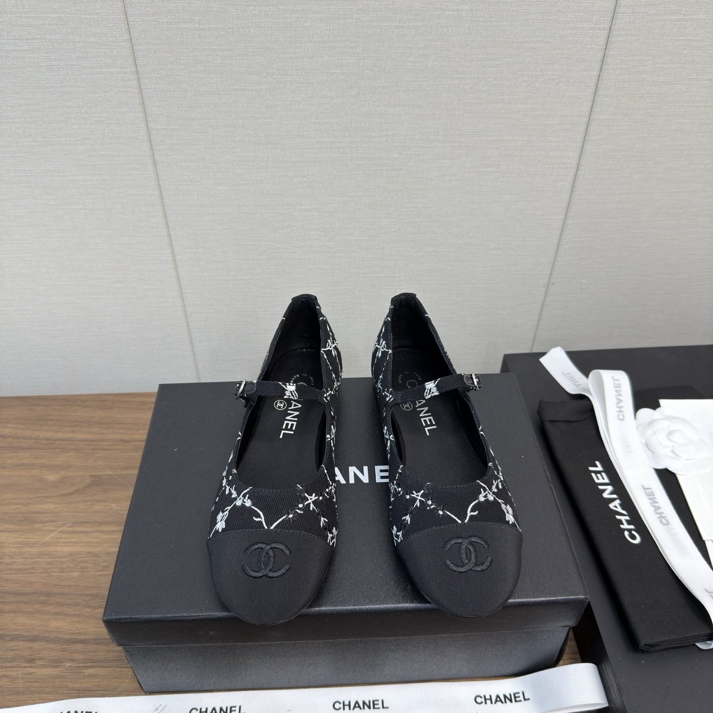 NO:222633,Chanel 25p new model Mary Zhen single shoe series - flat ballet slippers The counter is simply snatched up, and the photos are popular on major social platforms. This episode of the show is definitely too handsome, and it is definitely the hottest style of this season. The counter fairies are really too aware of the goods. They will not stick to their feet and will not scratch their feet. The texture is very soft and comfortable. Classic logo electric embroidery, flower matching, super versatile Fabric: imported cowhide sheepskin Special fabric material Inner: environmentally friendly imported sheepskin inner sole: genuine leather outsole Heel height: flat sole 2.5cm Size 35-41 (40.41 custom made), ballet shoes, chanel, mary jane, cowhide, sheepskin, Leather soles19860909Chanel 25p 新款 玛丽珍 单鞋系列——  平底芭蕾便鞋 专柜简直疯抢了,各大社交平台热门晒图,这期的走秀款绝对太帅了,绝对是这一季最热门的款式,专柜仙女们真的太识货了,不卡脚也不会磨脚,质感上脚是非常柔软舒服的.经典的logo电绣 花朵搭配,超级百搭 面料:进口牛皮羊皮 特制布材质 内里:环保进口羊皮内里 大底:真皮大底 跟高:平底2.5cm 码数35-41（ 40.41定做）,芭蕾舞鞋,chanel,mary jane,cowhide,sheepskin,Leather soles,Women's Shoes