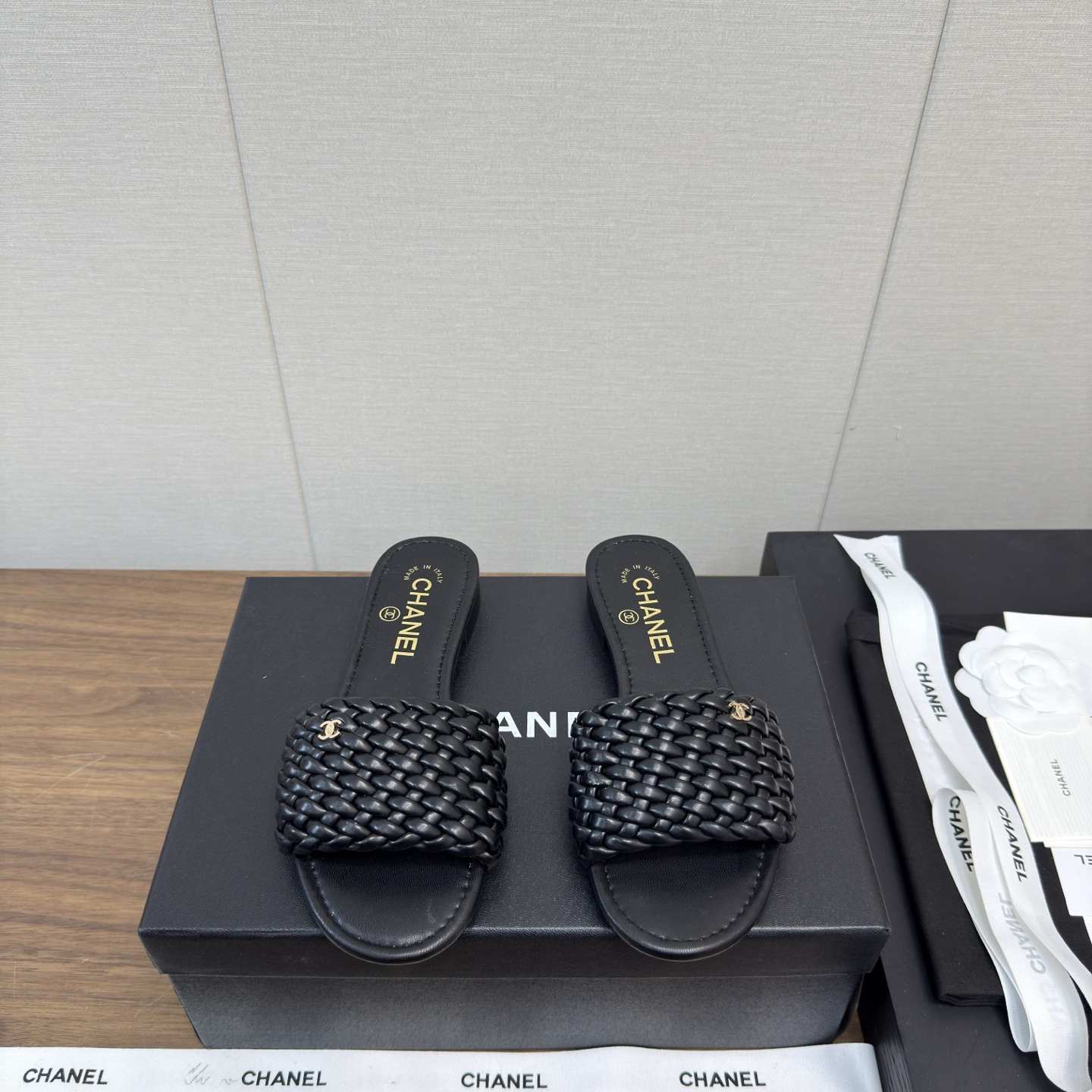 NO:222621,CHANEL 25p spring and summer lazy slippers woven uppers Simple daily wear, must-have small thick heel slippers when going out Sandals series Xiang Grandma's new fashion latest version Electric embroidery diamond matte small thick heels exuding lasting charm~Original development supports the market any comparison of the so-called smooth and natural lines to restore the original appearance. Many celebrities recommend it. One of the must-have items in the spring. It is super comfortable to wear, and the fragrance series... 1 fabric: imported cowhide electric embroidery 2 inside. Imported idiomatic lambskin super soft and delicate 3 soles imported from Italy original leather outsole heel height 5.5 4 sizes 35-39 (40.41 customization), slippers, chanel, slippers, cowhide, sheepskin, Leather soles19860909CHANEL 25p春夏懒人 拖鞋 编织鞋面 简单日常小穿搭,出门必备小粗跟拖鞋 凉拖鞋系列 香奶奶家新款时尚最新版面 电绣菱格 小粗跟散发持久魅力的小鞋～原版开发支持市场任意对比所谓线条流畅自然 做到恢复原版模样 众多明星纷纷推荐 开春必火单品之一.上脚超级的舒适哦,真香系列…  1面料: 进口牛皮电绣 2内里 进口意制小羊皮 超级柔软细腻 3大底 进口意大利原版真皮大底 跟高5.5 4码数 35一39(40.41定制),拖鞋,chanel,slippers,cowhide,sheepskin,Leather soles,Women's Shoes