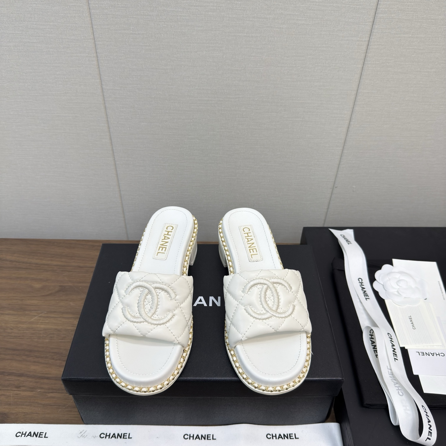 NO:222628,CHANEL 25p spring and summer thick heels, slippers, sandals, daily wear, must-have small thick heels slippers when going out, sandals series, new fashion latest version of Xiang Grandma's home, electric embroidery diamond, small thick heels exuding lasting charm, original development supports the market to compare any comparison of the so-called smooth and natural lines, and restore the original appearance. Many celebrities recommend one of the must-have items in the spring. It is super comfortable to put on the feet, really fragrant series... 1 fabric: imported cowhide electric embroidery 2 inside, imported idiot lambskin, super soft and delicate 3 soles, imported Italian original leather outsole, heel height 5.5, 4 sizes 35-39 (40.41 customization), slippers, chanel, sandals, slippers, cowhide, sheepskin, Leather soles19860909CHANEL 25p春夏粗跟 拖鞋凉鞋  日常小穿搭,出门必备小粗跟拖鞋 凉拖鞋系列 香奶奶家新款时尚最新版面 电绣菱格 小粗跟散发持久魅力的小鞋～原版开发支持市场任意对比所谓线条流畅自然 做到恢复原版模样 众多明星纷纷推荐 开春必火单品之一.上脚超级的舒适哦,真香系列…  1面料: 进口牛皮电绣 2内里 进口意制小羊皮 超级柔软细腻 3大底 进口意大利原版真皮大底 跟高5.5 4码数 35一39(40.41定制),拖鞋,chanel,sandals,slippers,cowhide,sheepskin,Leather soles,Women's Shoes