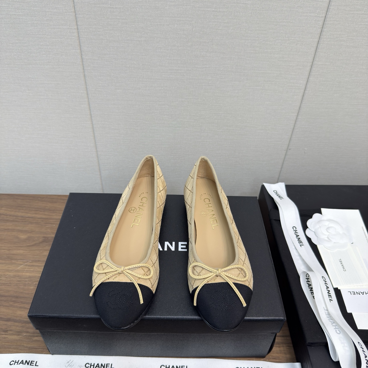 NO:222618,Chanel25p Ballet Shoes ~ Top version Original version 1:1 cut Chanel Chanel's 100-year classic bow round-toed ballet shoes. Not many good quality. Really, no pressure to enter and exit the counter at will. Regardless of last shape, leather selection, and manufacturing technology, they are genuine craftsmanship, very exquisite. Fabric imported mixed-bred sheepskin from Italy, imported sheepskin from the inner lining (sweat absorbing and soft) Soles Italian special A-grade genuine leather sole (non-market ordinary thin sole) size35-41, 40.41.42 customized, ballet shoes, chanel, chanel, sheepskin19860909Chanel25p 芭蕾舞单鞋～ 顶级版本 原版1:1切割而成 Chanel香奈儿万年经典蝴蝶结 圆头芭蕾舞鞋 好品质不多 真正做到随便进出专柜无压力 无论楦型、皮料选择、制造工艺都是正品工艺,十分考究. 面料意大利进口混种羊皮 内里进口绵羊皮（吸汗柔软） 鞋底意大利特A级真皮底（非市场普通薄底） size35-41,40.41.42定做,芭蕾舞鞋,chanel,chanel,sheepskin,Women's Shoes