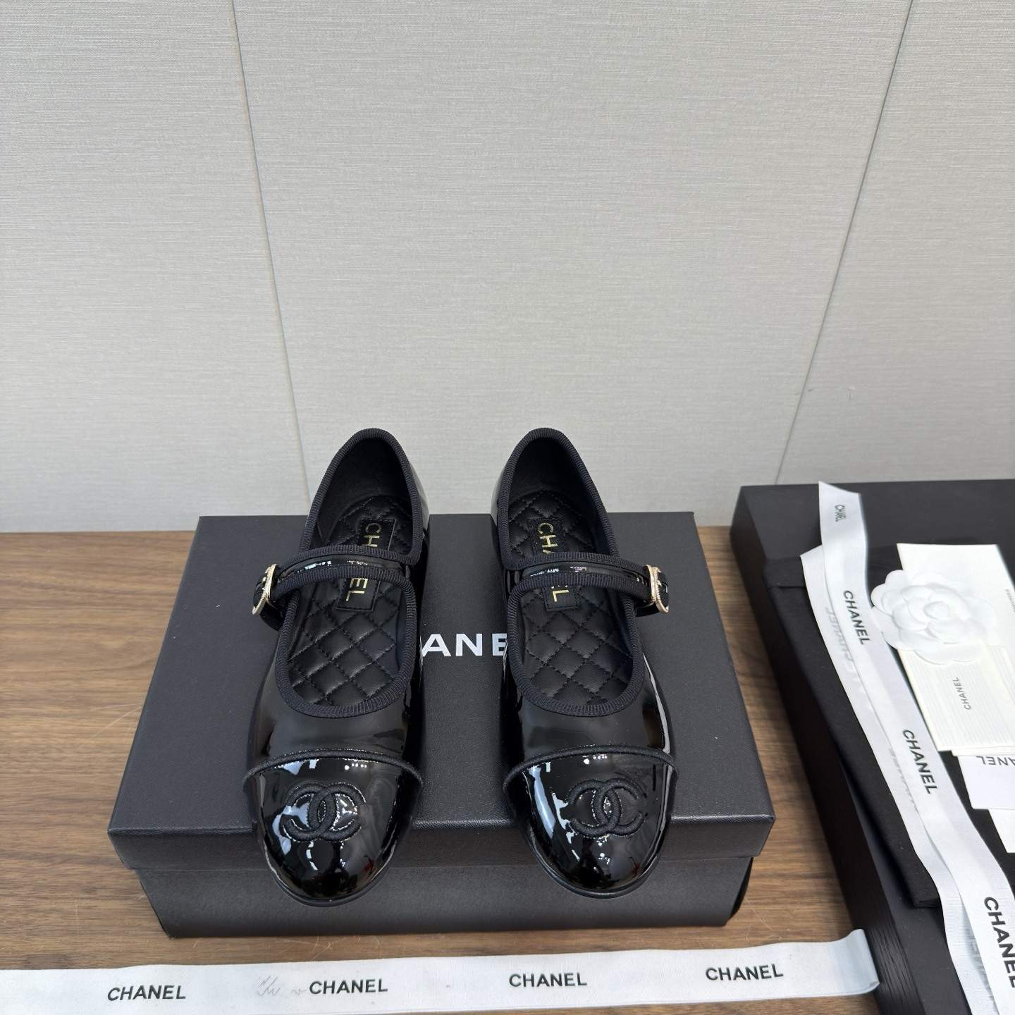 NO:417452,Chanel 25p new style Mary Zhen single shoe series - flat ballet slippers. The counter is simply snatched up. Photos from major social platforms are popular. This episode of the catwalk is definitely too handsome and is definitely the most popular style of this season. The counter fairies are really too aware of the goods. They don’t stagnate and will not scratch their feet. The texture is very soft and comfortable. Classic logo electric embroidery, flower matching, super versatile. Fabric: imported cowhide and sheepskin. Special material. Inner: environmentally friendly imported sheepskin inner lining: leather outsole. Heel height: flat sole 2.5cm. Size 35-41 (customized for 40.41). Single shoe Mary Zhen, chanel, mary jane, cowhide, sheepskin, Leather soles19860909Chanel 25p 新款 玛丽珍 单鞋系列——  平底芭蕾便鞋 专柜简直疯抢了,各大社交平台热门晒图,这期的走秀款绝对太帅了,绝对是这一季最热门的款式,专柜仙女们真的太识货了,不卡脚也不会磨脚,质感上脚是非常柔软舒服的.经典的logo电绣 花朵搭配,超级百搭 面料:进口牛皮羊皮 特制材质 内里:环保进口羊皮内里 大底:真皮大底 跟高:平底2.5cm 码数35-41（ 40.41定做）,单鞋玛丽珍,chanel,mary jane,cowhide,sheepskin,Leather soles,Women's Shoes