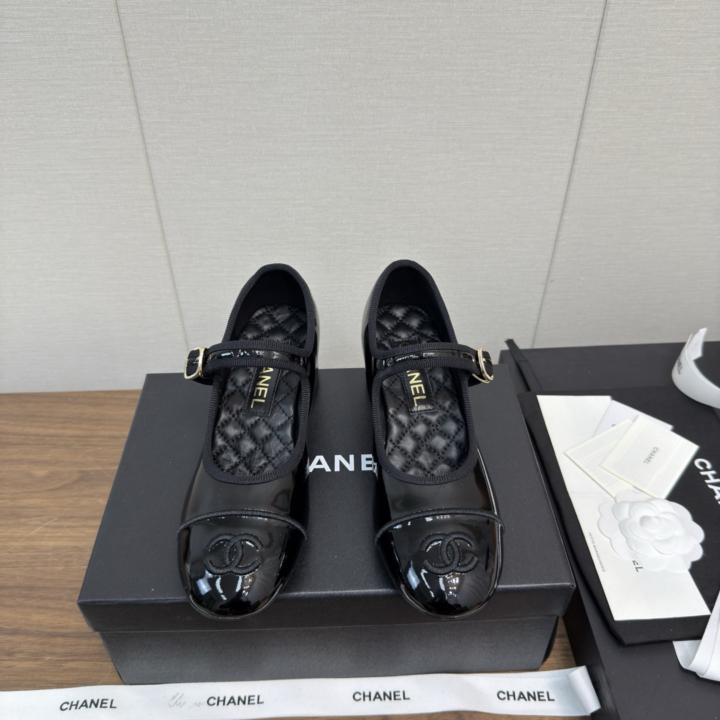 NO:417460,Chanel 25p new Mary Jane single shoe series - flat ballet slippers. The counter is simply snatched up. Photos from major social platforms are popular. This episode of the catwalk is definitely too handsome. It is definitely the hottest style of this season. The counter fairies are really too aware of the goods. They don’t stick to their feet and will not scratch their feet. The texture is very soft and comfortable. Classic logo electric embroidery, flower matching, super versatile. Fabric: imported cowhide sheepskin. Special material. Inner: environmentally friendly imported sheepskin inner lining: leather outsole. Heel height: flat sole 2.5cm, 5.5cm. Size 35-41 (40.41 custom made), single shoe Mary Jane, chanel, mary jane, cowhide, sheepskin, Leather soles19860909Chanel 25p 新款 玛丽珍 单鞋系列——  平底芭蕾便鞋 专柜简直疯抢了,各大社交平台热门晒图,这期的走秀款绝对太帅了,绝对是这一季最热门的款式,专柜仙女们真的太识货了,不卡脚也不会磨脚,质感上脚是非常柔软舒服的.经典的logo电绣 花朵搭配,超级百搭 面料:进口牛皮羊皮 特制材质 内里:环保进口羊皮内里 大底:真皮大底 跟高:平底2.5cm,5.5cm 码数35-41（ 40.41定做）,单鞋玛丽珍,chanel,mary jane,cowhide,sheepskin,Leather soles,Women's Shoes