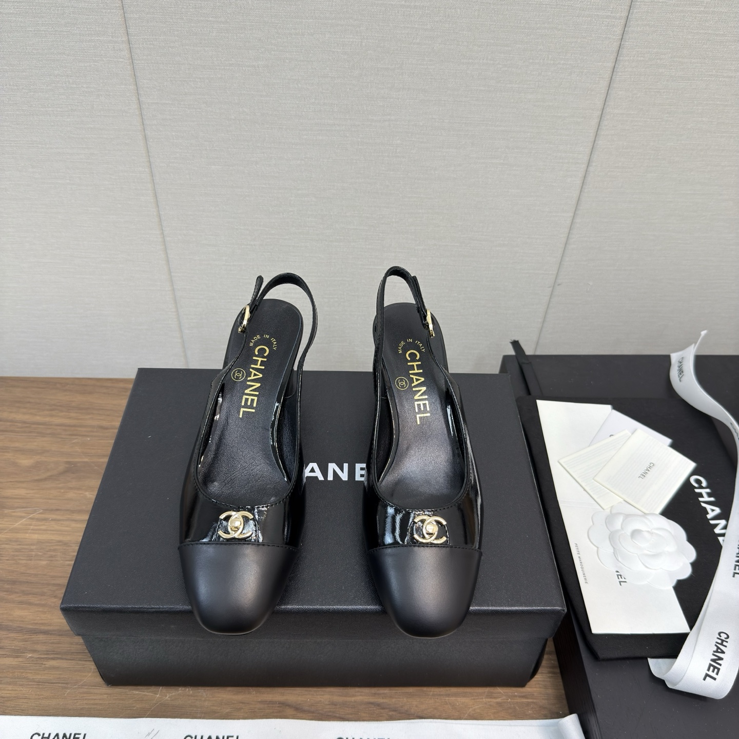 NO:417467,Chanel Chanel 25s new Mary Jane Sandal Series - High-version The counter is simply snatched up, and the photos are popular on major social platforms. This episode of the catwalk is definitely too handsome, and it is definitely the hottest style of this season. The counter fairies are really too sensible. They don’t stick to their feet and will not scratch their feet. The texture is very soft and comfortable. Classic flower matching, super versatile. Fabric: Yangjing velvet. Inner: Environmentally friendly imported sheepskin inner lining. Outsole: leather outsole. Heel height: flat sole. 2.5cm. Size 35-41 (40.41 custom made), single shoes. Mary Jane, chanel, chanel, sandals, mary jane, sheepskin, sheep, Leather soles.19860909香奈儿Chanel 25 s 新款 玛丽珍 凉鞋系列—— 高版本 专柜简直疯抢了,各大社交平台热门晒图,这期的走秀款绝对太帅了,绝对是这一季最热门的款式,专柜仙女们真的太识货了,不卡脚也不会磨脚,质感上脚是非常柔软舒服的.经典的花朵搭配,超级百搭 面料:羊京绒 内里:环保进口羊皮内里 大底:真皮大底 跟高:平底2.5cm 码数35-41（ 40.41定做）,单鞋玛丽珍,chanel,chanel,sandals,mary jane,sheepskin,sheep,Leather soles,Women's Shoes