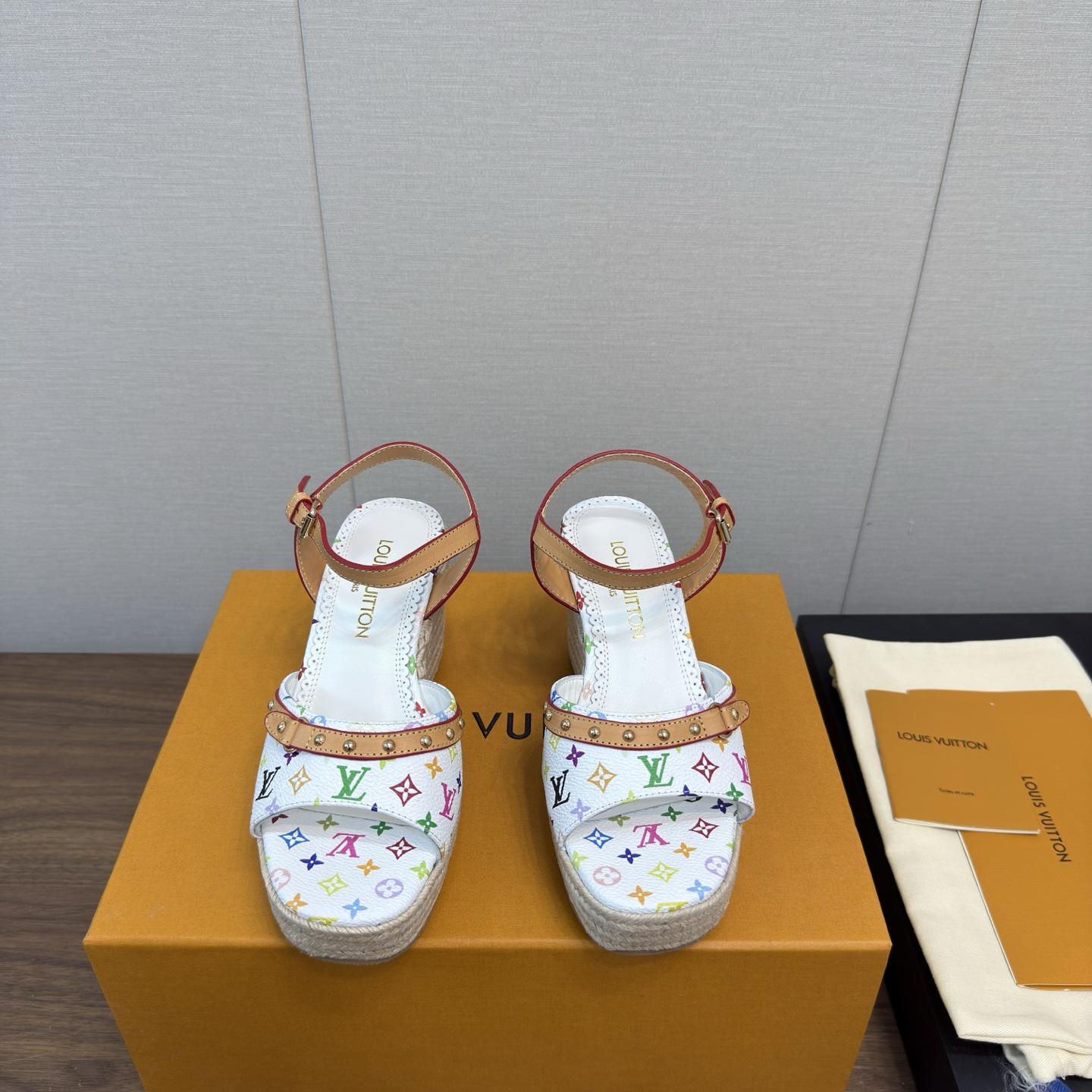 NO:417431,Lv 2025 Louis Vuitton latest catwalk thick-soled hemp rope sandals. The original version was purchased with one-to-one opening mold. This year's style has added new elements compared to last year, which looks more famous. The leather model uses original presbyopia with antique waxed cowhide. The inner foot is full of goatskin. The squash grass weaving technology wraps. The bottom is thick. The heels water platform is 8.5cm. Size: 35-41 (40, 41 is not allowed to be retracted), high heels, louis vuitton, louis vuitton, sandals, high heels, espadrilles, cowhide, sheepskin19860909Lv 2025路易威登 最新走秀款厚底麻绳凉鞋 原版购入一比一开模 今年的款式比去年增加了新原素 显得更为大牌 皮面款采用原版老花配仿旧打蜡牛皮 内里垫脚全山羊皮 水苔草编技术包裹 底厚 后跟水台高8.5cm 码数: 35一41(40、41不予退挽),高跟鞋凉鞋,louis vuitton,louis vuitton,sandals,high heels,espadrilles,cowhide,sheepskin,Women's Shoes