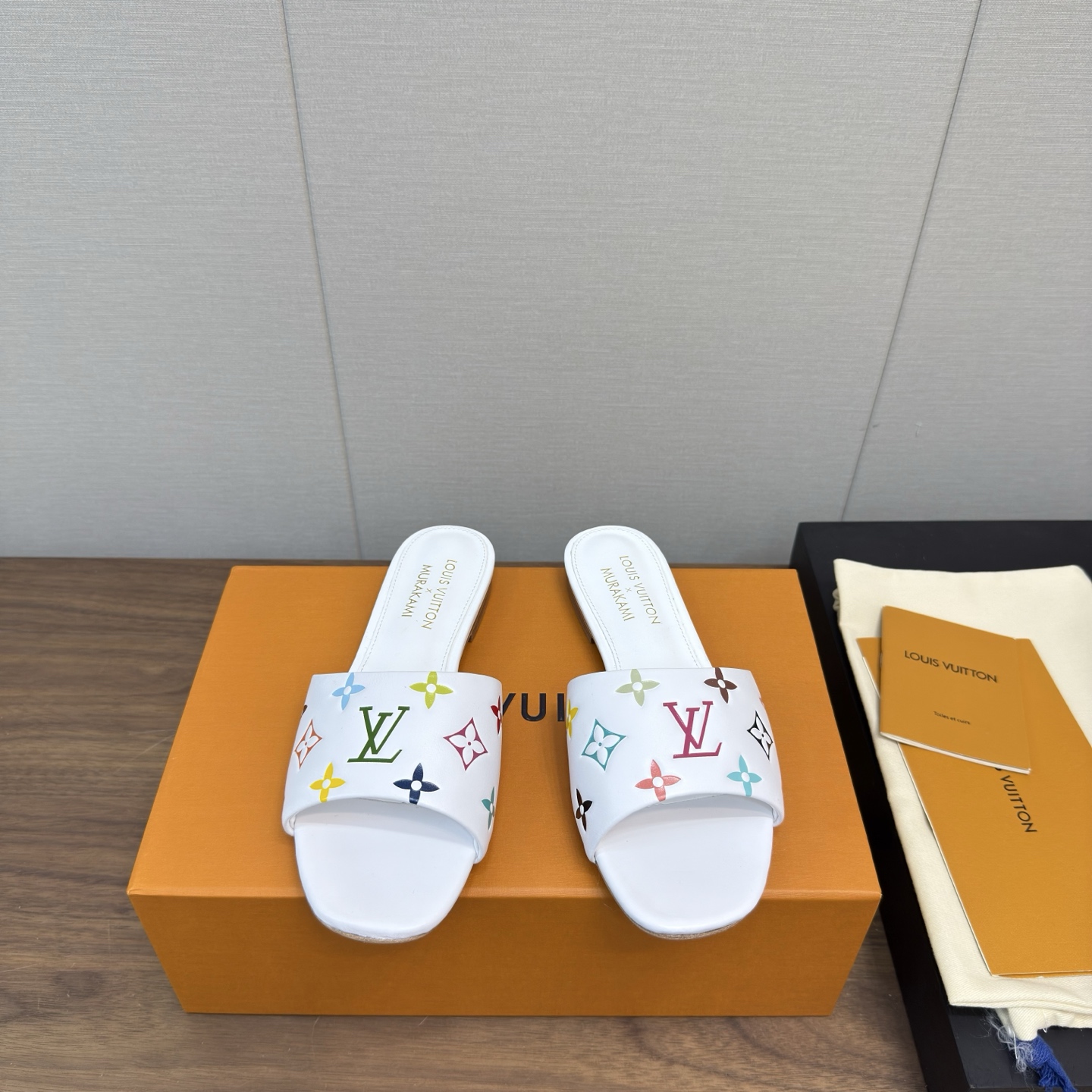 NO:417420,LV Early 25th Summer New Denim Denim Series Printed Sandals This exclusive classic patterned denim canvas surface, matched with natural leather trim, and decorated with exquisite metal logo~~ Denim Denim Denim Denim Cowhide full sheepskin footbed genuine leather outsole Heels High Slippers 1.5cm/ 5cm Size 35-39, 40.41 No return and exchange, high heels slippers, louis vuitton, high heels, slippers, cowhide, sheepskin, Leather soles19860909LV 25初夏 新款丹宁牛仔系列 印花凉拖鞋 这款独家经典花纹牛仔帆布面,搭配天然皮革饰边,搭配精致的金属Logo点缀~~ 丹宁色牛仔布牛皮全羊皮垫脚真皮大底 跟高拖鞋1.5cm/ 5cm 码数35-39,40.41不退换,高跟鞋拖鞋,louis vuitton,high heels,slippers,cowhide,sheepskin,Leather soles,Women's Shoes