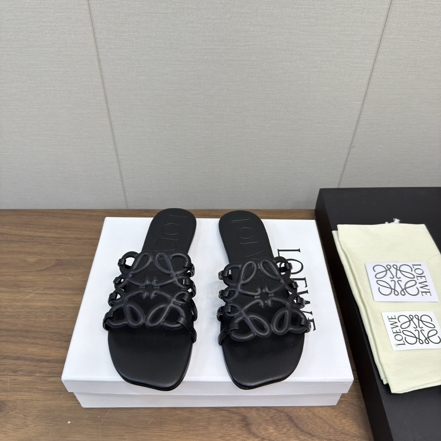 NO:417397,LOEW* 25ss Spring and summer new products Slippers Crazy grass planting simple design feels cleaner and more elegant Slippers make you miss it The color is also very pleasing and beautiful, the instant you put on your feet, it is full of temperament and aura, it is simply invincible and handsome. The upper is made of sheepskin print, the inside tiptoe, sheepskin, Italy imported injection molded leather sole Size35-42 (40-42 customization, no return or exchange), slippers, loewe, loewe, slippers, sheepskin, Leather soles19860909LOEW* 罗意威 25ss 春夏新品 拖鞋 疯狂种草简约设计感觉更干净优雅 拖鞋 让你念念不忘 颜色也很耐看漂亮,上脚瞬间气质十足气场,简直无敌帅气有型 鞋面采用羊皮印花 内里踮脚 羊皮 意大利进口注塑真皮大底 Size35-42（40 -42定制不退换）,拖鞋,loewe,loewe,slippers,sheepskin,Leather soles,Women's Shoes