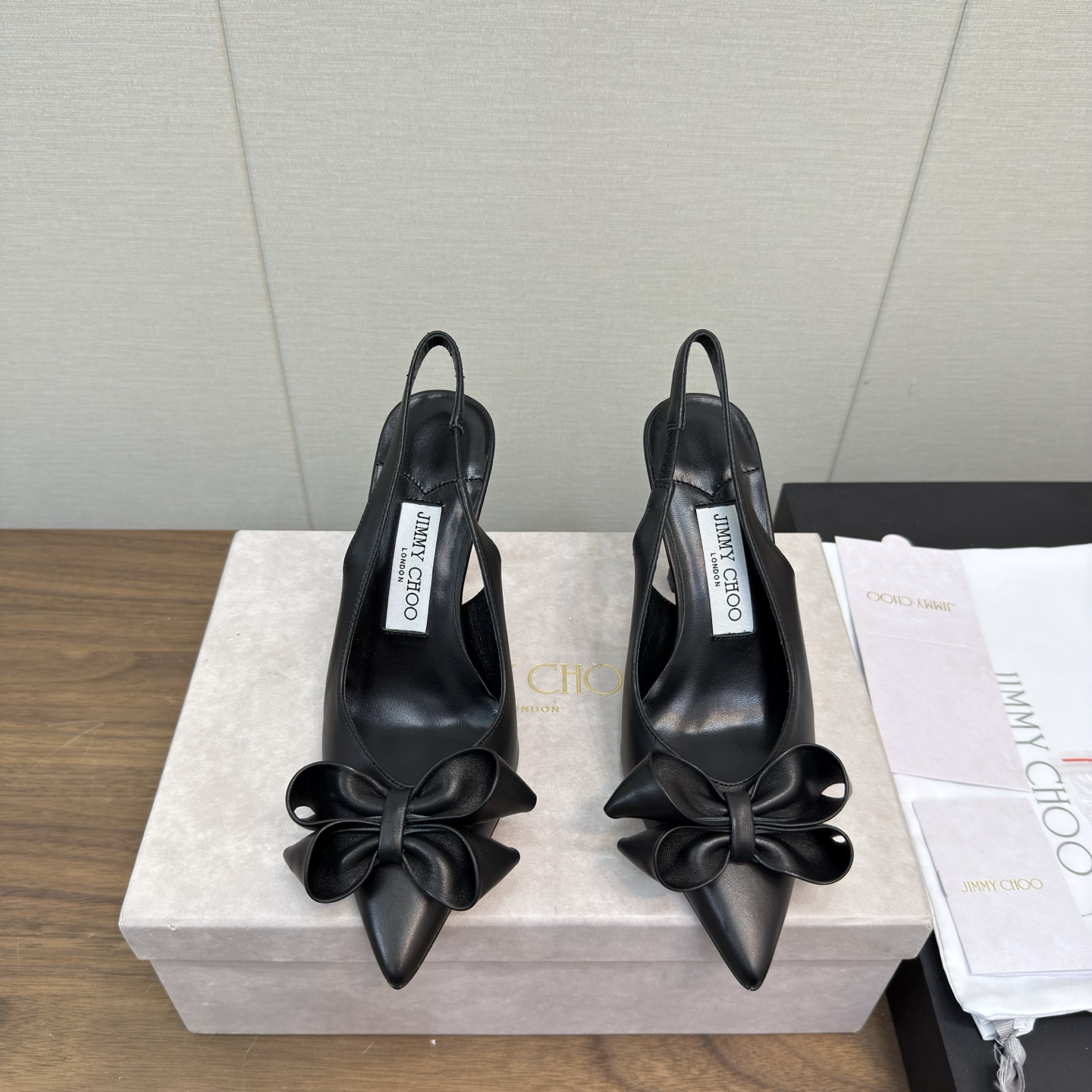 NO:417386,JimmyChoo Staz Sling Back series heels high heels high version summer back belt sandals Jimmy Zhou high heels sandals, the bow on the upper is exquisitely decorated, adding a sweetness and elegance to the whole pair of shoes, showing the gentle charm of women. Fabric: sheepskin lining: sheepskin lining heel height: 6.5cm / 8.5cm Size: 35-42 (customized for 40, 41, 42), sandals, jimmy choo, jimmy choo, sandals, high heels, sheepskin19860909JimmyChoo Staz Sling Back 系列露跟高跟鞋 高版本 夏天后空带凉鞋 吉米周高跟凉鞋鞋,鞋面上的蝴蝶结装饰精美别致,为整双鞋增添了一份甜美与优雅,展现出女性的温柔魅力. 面料:羊皮 内里:羊皮里 跟高:6.5cm /8.5cm 码数:35-42（40,41,42定做）,凉鞋,jimmy choo,jimmy choo,sandals,high heels,sheepskin,Women's Shoes