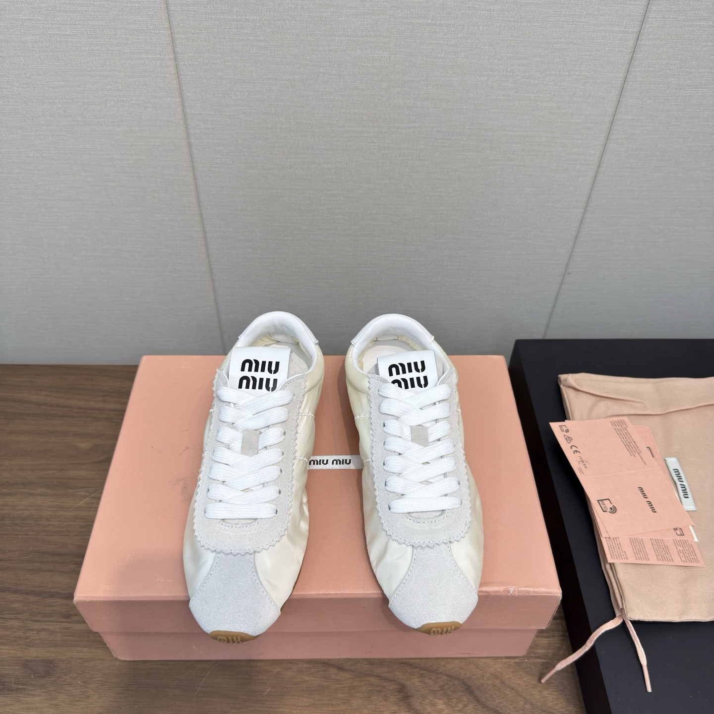 NO:417375,Miumiu 2025 new moral training shoes, sneakers. The high-version Miu Miu The sneakers that were released on the show were launched in major shopping agents around the world. They are simple and casual and unruly, and can reflect the beauty of tannins. The whole pair of shoes is simple and fashionable, and the feet are very light and versatile!  Fabric: Frosted leather/Silk silk cloth Inner: Cowhide footbed Original molded outsole, Size: 35-41, 40.41 customized, casual shoes/sports shoes, miumiu, sneakers, cowhide, real silk19860909Miumiu 2025 新品德训鞋,便球鞋. 高版本 Miu Miu 缪缪大秀上爆出的这双球鞋 后全球各大代购官网火爆上市. 简单很随意不羁又能体现单宁美感,整双鞋子设计简约时尚,上脚非常轻便 百搭！ 面料: 磨砂皮/丝绸真丝布 内里: 牛皮垫脚 原版开模大底, Size:35-41,40.41订做,休闲鞋/运动鞋,miumiu,sneakers,cowhide,real silk,Women's Shoes