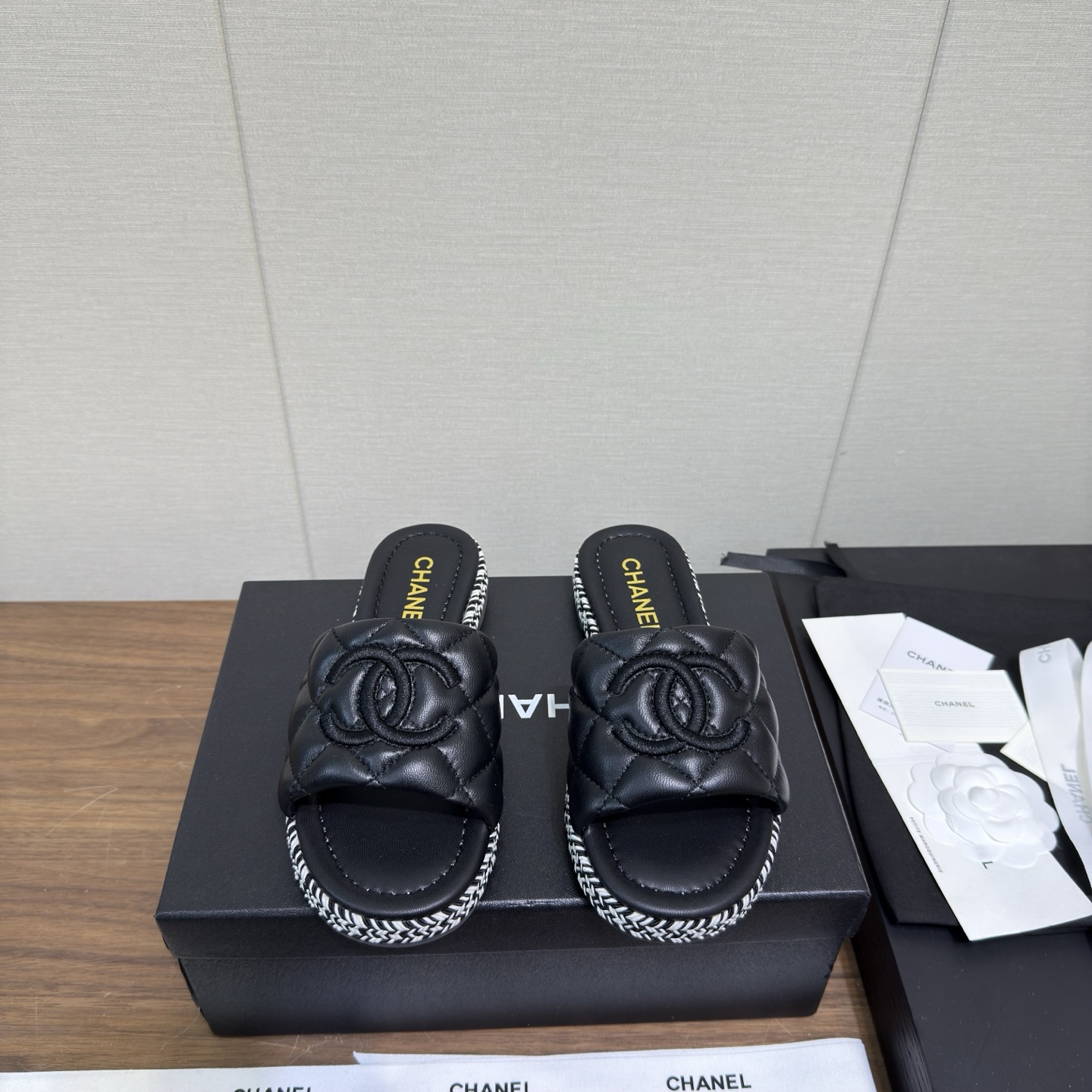 NO:417362,PChanel Xiaoxiang Early Summer Mier Holiday Thick-soled Slippers Popular Model!  !  The counter is out of stock, and it is recommended to have a pair of people. The fat Mier feels soft and soft, and looks good!  The foot height is 3m and it is easy to wear and slim. It is surprising to wear it on a daily basis. This series is now available for sale. The number is 35-41 (40.41. Custom made without return) with original packaging, slippers, chanel, slippers19860909PChanel小香 初夏 蜜儿 度假厚底拖鞋 人气款！！专柜断货王,推荐人手一双,胖墩墩的蜜儿拖软绵绵脚感,颜值款！上脚增高3m好穿又显瘦,日常随意搭配尽是惊讶,本系列现已登陆发售. 码数35-41(40.41.定做不退换) 配原包装,拖鞋,chanel,slippers,Women's Shoes