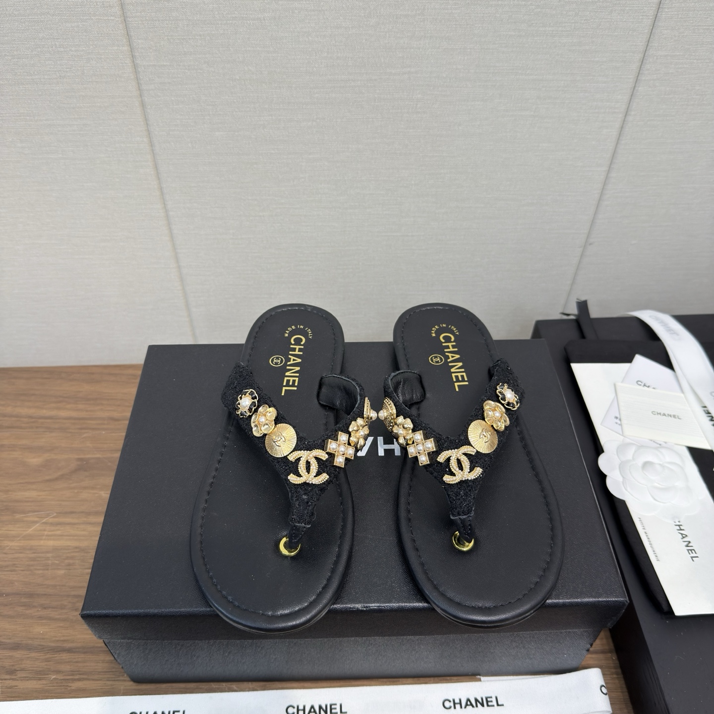 NO:417459,Chanel 25p Early Spring Latest foot-clip flops are definitely good products and are not afraid of late. Full of texture. Baby with random comparison. Inlaid pearls and diamond luxury jewelry. Chanel Chanel early spring new slippers... Toe flip flops... Beach sandals Small fragrance style hot bread toe slippers~~Irresistible cuteness. With the fat uppers and insoles, it is like stepping on bread. Original custom super soft sheepskin; Outsole genuine leather outsole size 35-40, 40.41 custom original packaging, split-toe shoes, chanel, chanel, slippers, sheepskin, Leather soles19860909Chanel 香奈儿 25p 早春 最新夹脚拖  绝对是好货不怕晚 质感满满 细节宝贝们随意对比 镶嵌珍珠 钻石高奢饰品 Chanel 香奈儿早春新款拖鞋…夹趾人字拖…沙滩凉拖鞋 小香风爆款面包夹趾拖鞋~~无法抗拒的可爱 加上胖墩墩的鞋面与鞋垫,就如踩在面包上轻软~~原版定制超软羊皮； 大底真皮大底 码数35-40,40.41定制 原版包装,分趾鞋,chanel,chanel,slippers,sheepskin,Leather soles,Women's Shoes