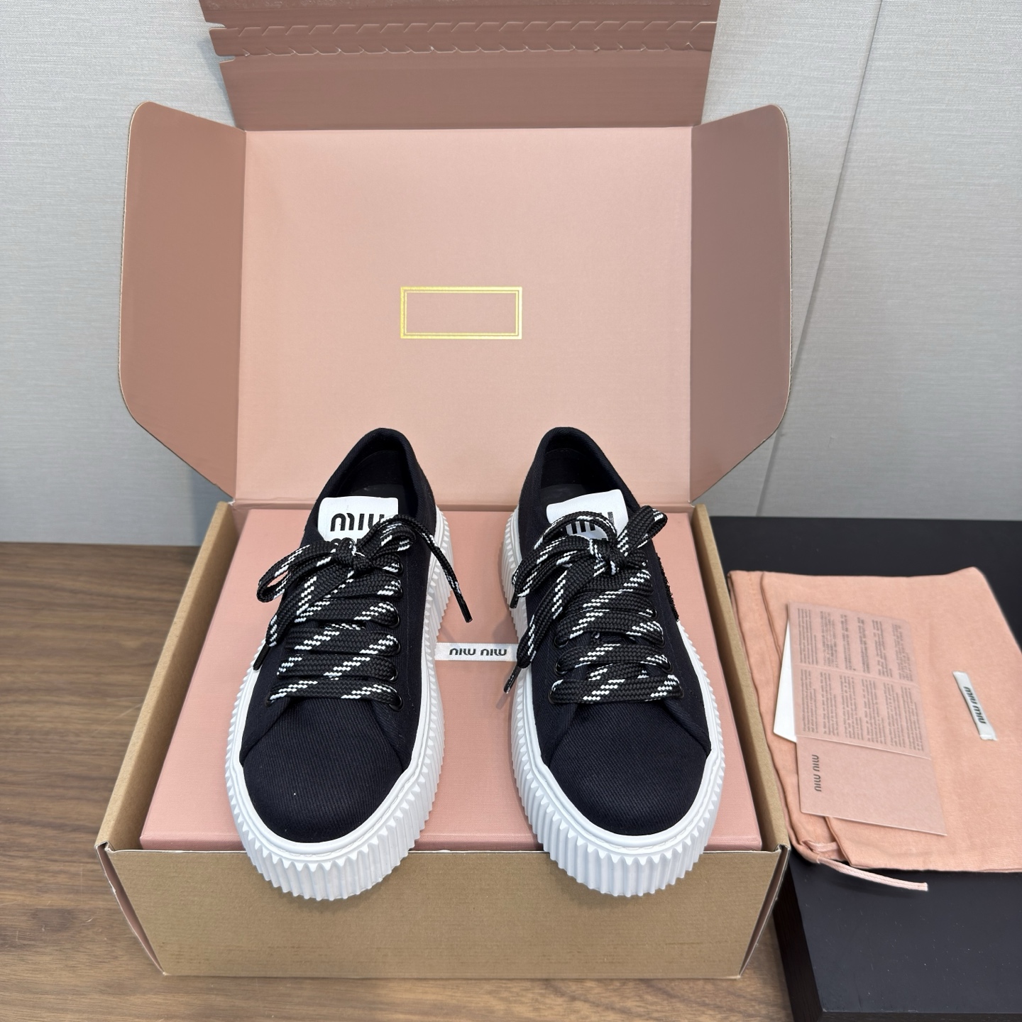 NO:417384,MiuMiu Miu Latest hits, thick sole, bleached, old, retro, dirty shoes, casual sneakers, board shoes, small white shoes, original purchase and development, making products, this bleached leather and suede sneakers are worn and worn to highlight the exquisite style. The perforated upper design is lighter, and the Miu Miu logo adds an iconic atmosphere to the whole. The delivery counter is exquisitely packaged. Fabric: Original custom wash cloth. Inner: Original custom sheepskin. Sole: Original open mold-proof rubber material. Sole: 5CM Size: Women's 35-39, 40 customized, casual shoes/sports shoes semi-trailer, miumiu, sneakers, sheepskin, chamois leather19860909MiuMiu缪缪 最新爆款 厚底 漂白 做旧 复古 小脏鞋 休闲 运动鞋 板鞋 小白鞋 原版购入开发 做货 这款漂白皮革和麂皮运动鞋加以磨损效果,彰显精致格调.鞋面穿孔设计更加轻盈,Miu Miu徽标则为整体增添标志性气息 配送专柜精美包装 面料 : 原版定制水洗布 内里 : 原版定制羊皮 鞋底 : 原版开模防滑橡胶材质 底厚 5CM Size : 女款35-39,40订做,休闲鞋/运动鞋半拖,miumiu,sneakers,sheepskin,chamois leather,Women's Shoes