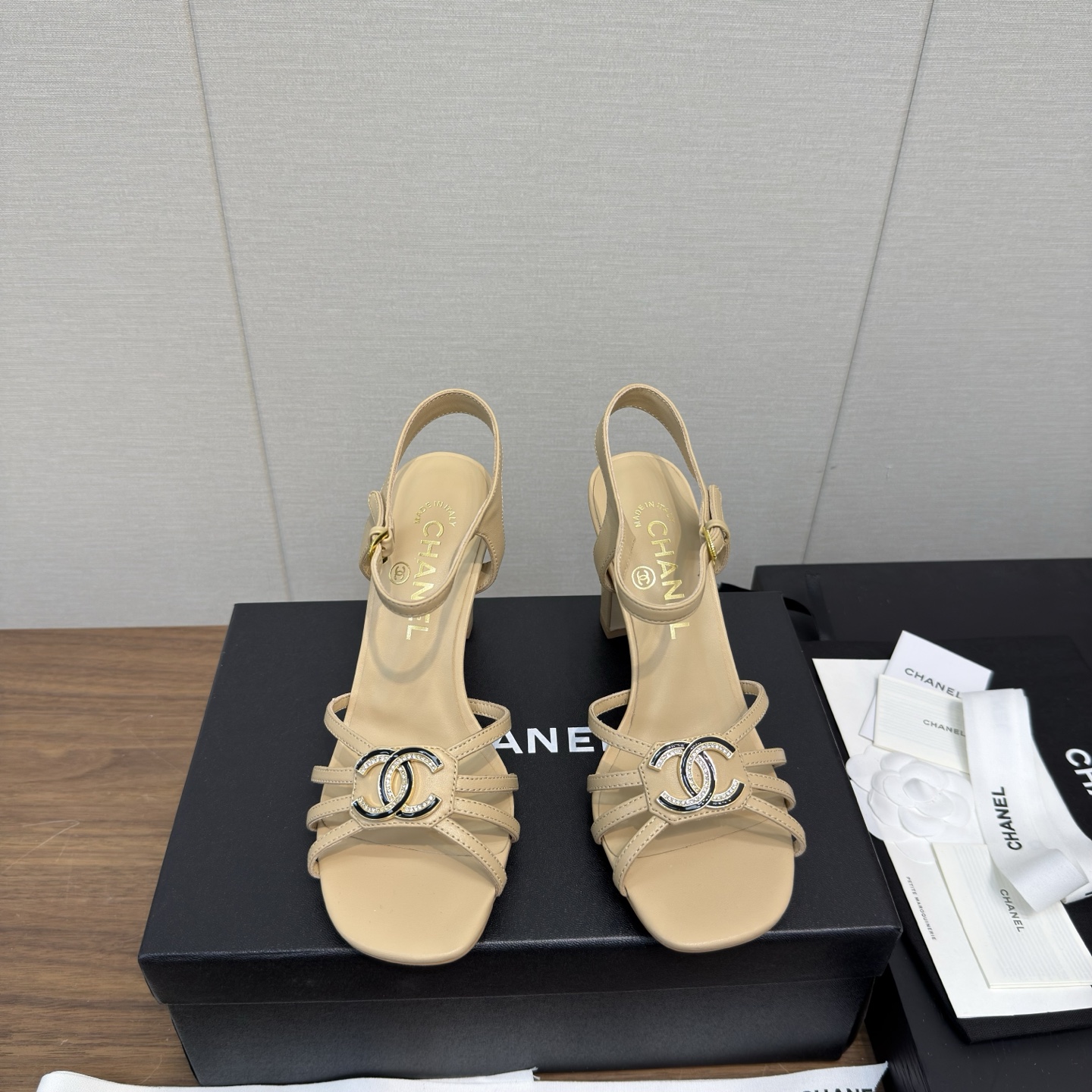 NO:417406,Chanel 25s spring and summer catwalk Roman sandals Exclusive custom chain decoration Unique small fragrance style Light luxury and fashionable Accurate to 11 Light luxury without tiring your feet, you can match spring and summer clothing at will, more texture and taste, simple and luxurious appearance, even if it is just a sandal, it is definitely a must-have item for summer shoe cabinets. Upper imported lambskin inner imported lambskin inner lining Italian leather outsole Heel high flat sole 1.5, thick heel 4.5, high heel 7.5cm Size 35-40 (40.41. Custom made no return or exchange), sandals, chanel, sandals, sheepskin, Leather soles19860909Chanel 25s 春夏走秀款 罗马凉鞋 独家定制链条装饰 独特小香风格 轻奢时髦 精确到11 轻奢而不累脚、上脚可随意搭配春夏的服饰、更加彰显质感和品味、简约中带奢华的外观、哪怕只是一款凉鞋 绝对是要在夏日鞋柜必备双单品 鞋面进口小羊皮 内里进口羊皮内里 大底意大利真皮大底 跟高平底1.5,粗跟4.5,高跟7.5cm 码数35-40（40.41.订做不退换）,凉鞋,chanel,sandals,sheepskin,Leather soles,Women's Shoes