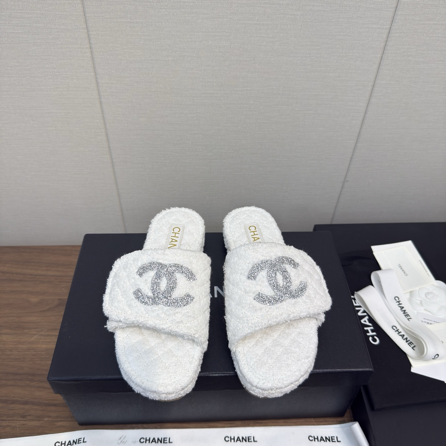 NO:417417,Chanel 25c new style towel slippers Xiaoxiang must-have sandals series in early spring Super beautiful and elegant original velvet material upper The inner foot pad is silk sheepskin genuine leather sole size: 35-40, 40 customized, slippers, chanel, chanel, slippers, sheepskin, Leather soles19860909Chanel 香奈儿25c新款 毛巾拖鞋 小香早春必入的凉拖系列 上脚超级美丽优雅 原版丝绒 材质鞋面 内里垫脚是丝绸羊皮 真皮大底 size:35-40,40订做,拖鞋,chanel,chanel,slippers,sheepskin,Leather soles,Women's Shoes