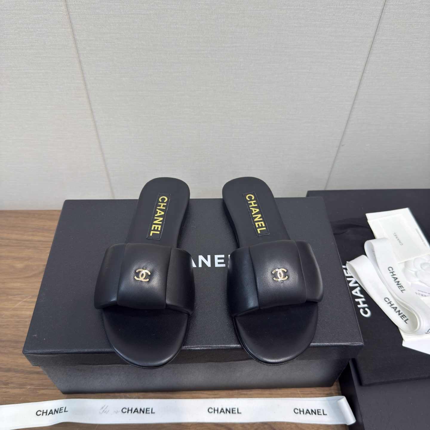 NO:417440,Chanel 25c new slippers Xiaoxiang must-have sandals series in early spring. Super beautiful and elegant on the feet. Original velvet. Material upper. The inner foot is silk sheepskin. Leather soles. Size: 35-40, 40. Custom made, slippers, chanel, chanel, slippers, sheepskin, Leather soles19860909Chanel 香奈儿25c新款 拖鞋 小香早春必入的凉拖系列 上脚超级美丽优雅 原版丝绒 材质鞋面 内里垫脚是丝绸羊皮 真皮大底 size:35-40,40订做,拖鞋,chanel,chanel,slippers,sheepskin,Leather soles,Women's Shoes