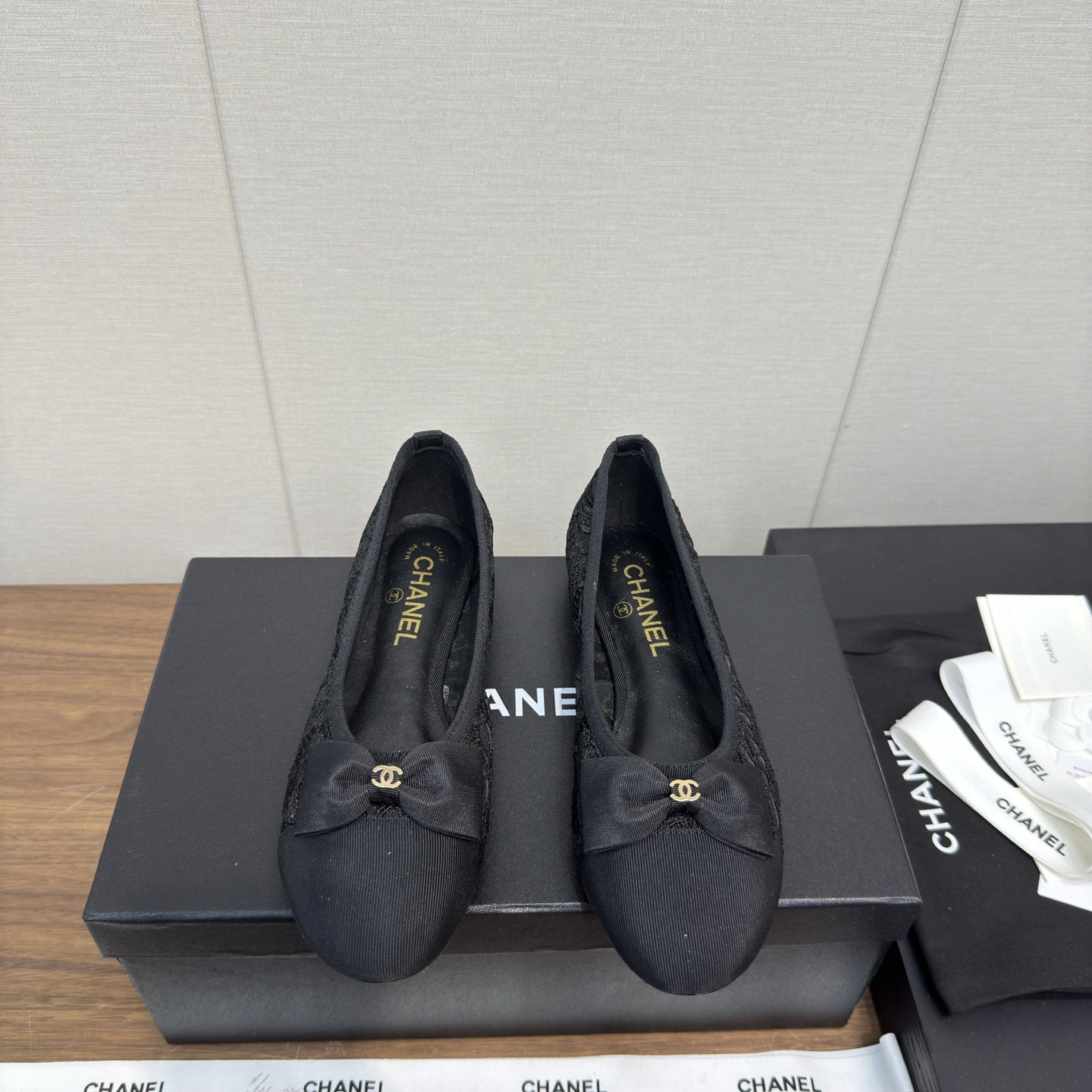 NO:417429,Chanel25p Ballet Shoes ~ Top version Original version 1:1 cut Chanel Chanel's 100-year classic bow round-toed ballet shoes. Not many good quality. Really, no pressure to enter and exit the counter at will. Regardless of last shape, leather selection, and manufacturing technology, they are genuine craftsmanship, very exquisite. Fabric imported mixed-bred sheepskin from Italy, imported sheepskin from the inner lining (sweat absorbing and soft) Soles Italian special A-grade genuine leather sole (non-market ordinary thin sole) size35-41, 40.41.42 customized, ballet shoes, chanel, chanel, sheepskin19860909Chanel25p 芭蕾舞单鞋～ 顶级版本 原版1:1切割而成 Chanel香奈儿万年经典蝴蝶结 圆头芭蕾舞鞋 好品质不多 真正做到随便进出专柜无压力 无论楦型、皮料选择、制造工艺都是正品工艺,十分考究. 面料意大利进口混种羊皮 内里进口绵羊皮（吸汗柔软） 鞋底意大利特A级真皮底（非市场普通薄底） size35-41,40.41.42定做,芭蕾舞鞋,chanel,chanel,sheepskin,Women's Shoes