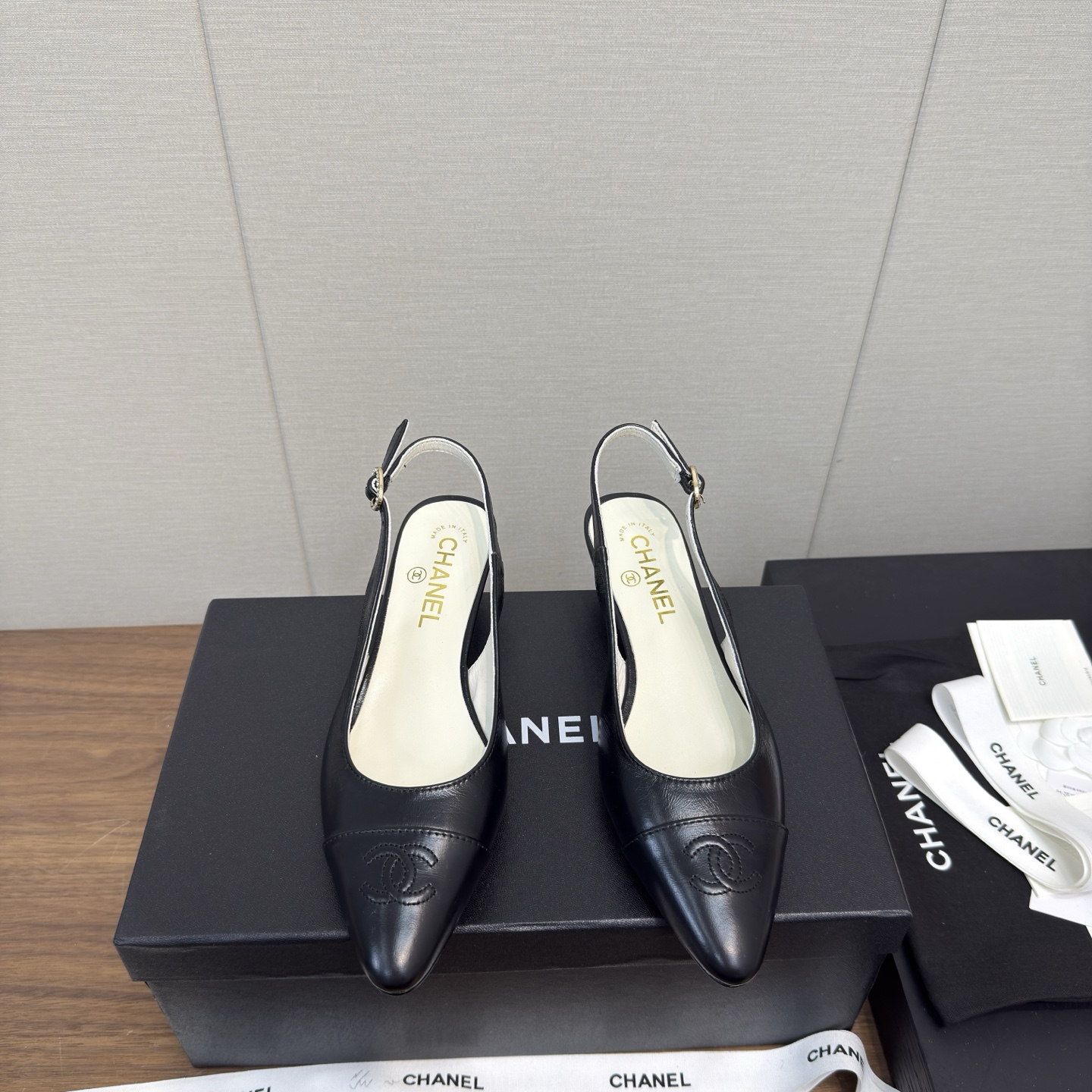 NO:417450,Chanel 25s latest spring and summer wedge slippers sandals ins & Xiaohongshu has many internet celebrities!  Super sexy on your feet!  It's really beautiful!  The high-end dress is fairy and simple, fashionable and designed. They are all very easy to wear and practical and textured. Dangdao is simply a magical tool for matching clothes. Wearing it makes you look fashionable and fashionable. It is a highlight of the matching. It is versatile and suitable for any occasion and everyone has a must-have pair!  Heel thickness is about 5cm, size 35-40, 40.41 customized, sandals, chanel, sandals, slippers19860909Chanel 25s 最新春夏 坡跟 拖鞋凉鞋 ins&小红书巨多网红上身！上脚超性感！真的太美了！高级穿着又仙女简约时髦又有设计感 而且都非常非常好穿实用又有质感, 当道简直是搭配衣服的神器 穿上让你集时髦洋气于一身 是搭配中的一个亮点 百搭适用任何场合、人手必备一双！ 跟厚约5cm 码数35-40,40.41定制,凉鞋,chanel,sandals,slippers,Women's Shoes