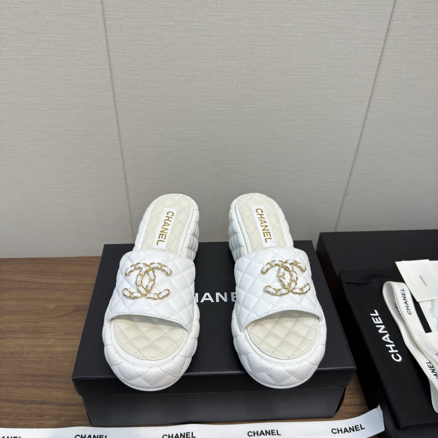 NO:417395,Chanel 25s latest wedge-soled slippers sandals ins & Xiaohongshu has many internet celebrities!  Super sexy on your feet!  It's really beautiful!  The high-end dress is fairy and simple, fashionable and designed. They are all very easy to wear and practical and textured. Dangdao is simply a magical tool for matching clothes. Wearing it makes you look fashionable and fashionable. It is a highlight of the matching. It is versatile and suitable for any occasion and everyone has a must-have pair!  Heel thickness is about 6cm, size 35-40, 40.41 customized, slippers, chanel, sandals, slippers19860909Chanel 25s 最新 坡跟 厚底拖鞋凉鞋 ins&小红书巨多网红上身！上脚超性感！真的太美了！高级穿着又仙女简约时髦又有设计感 而且都非常非常好穿实用又有质感, 当道简直是搭配衣服的神器 穿上让你集时髦洋气于一身 是搭配中的一个亮点 百搭适用任何场合、人手必备一双！ 跟厚约6cm 码数35-40,40.41定制,拖鞋,chanel,sandals,slippers,Women's Shoes