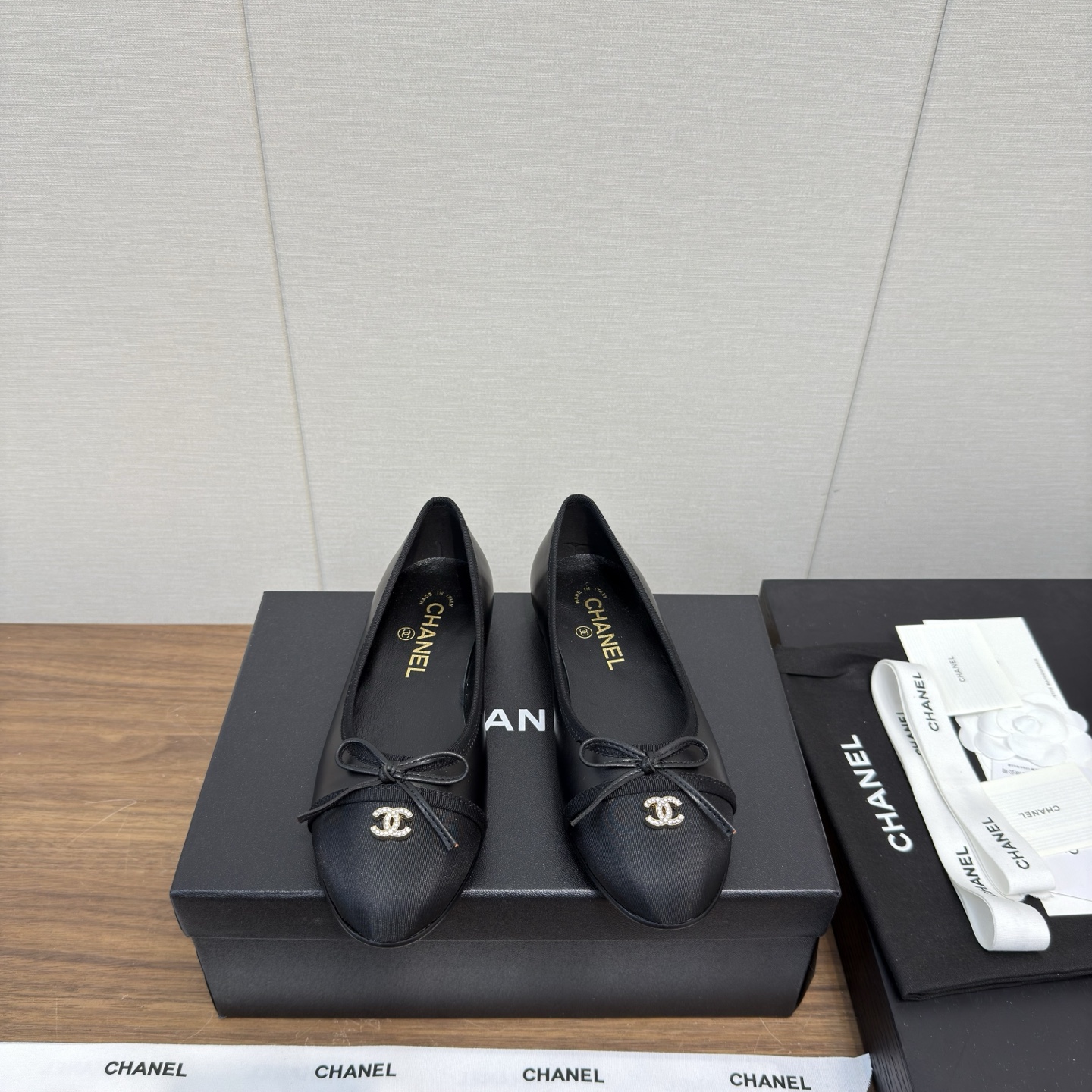 NO:417509,Chanel25p Ballet Shoes ~ Top version Original version 1:1 cut Chanel Chanel's 100-year classic bow round-toed ballet shoes. Not many good quality. Really, no pressure to enter and exit the counter at will. Regardless of last shape, leather selection, and manufacturing technology, they are genuine craftsmanship, very exquisite. Fabric imported mixed-bred sheepskin from Italy, imported sheepskin from the inner lining (sweat absorbing soft) sole Italian special A-grade genuine leather sole (non-market ordinary thin sole) size35-41, 40.41 customized, ballet shoes, chanel, chanel, sheepskin19860909Chanel25p 芭蕾舞单鞋～ 顶级版本 原版1:1切割而成 Chanel香奈儿万年经典蝴蝶结 圆头芭蕾舞鞋 好品质不多 真正做到随便进出专柜无压力 无论楦型、皮料选择、制造工艺都是正品工艺,十分考究. 面料意大利进口混种羊皮 内里进口绵羊皮（吸汗柔软） 鞋底意大利特A级真皮底（非市场普通薄底） size35-41,40.41定做,芭蕾舞鞋,chanel,chanel,sheepskin,Women's Shoes