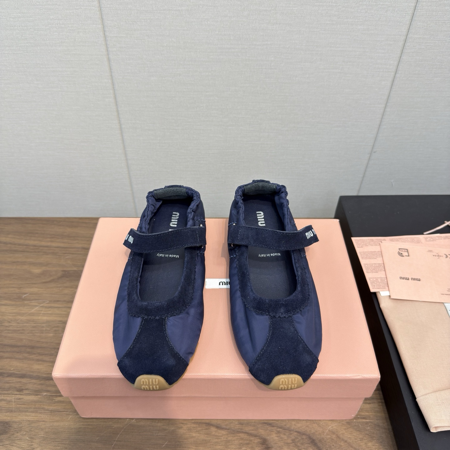 NO:417500,Miumiu 2025 new moral training shoes, sneakers. The high-version Miu Miu The sneakers that were released on the show were launched in major shopping agents around the world. They are simple and casual and unruly, and can reflect the beauty of tannins. The whole pair of shoes is simple and fashionable, and the feet are very light and versatile!  Fabric: Frosted leather/Silk silk cloth Inner: Cowhide footbed Original molded outsole, Size: 35-41, 40.41 customized, ballet shoes, miumiu, cowhide, real silk19860909Miumiu 2025 新品德训鞋,便球鞋. 高版本 Miu Miu 缪缪大秀上爆出的这双球鞋 后全球各大代购官网火爆上市. 简单很随意不羁又能体现单宁美感,整双鞋子设计简约时尚,上脚非常轻便 百搭！ 面料: 磨砂皮/丝绸真丝布 内里: 牛皮垫脚 原版开模大底, Size:35-41,40.41订做,芭蕾舞鞋,miumiu,cowhide,real silk,Women's Shoes